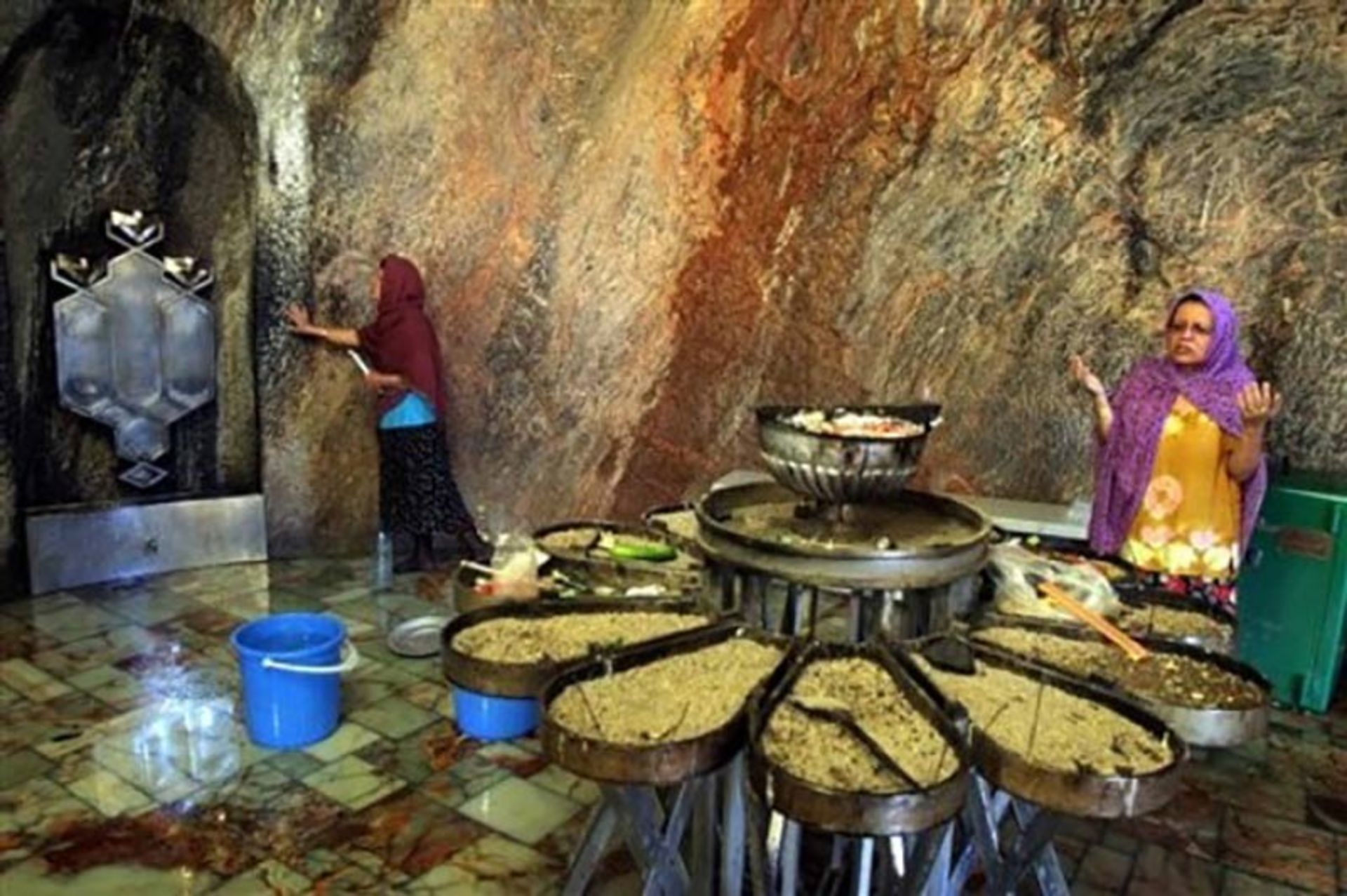 زنان زرتشتی در آتشکده چک چک 