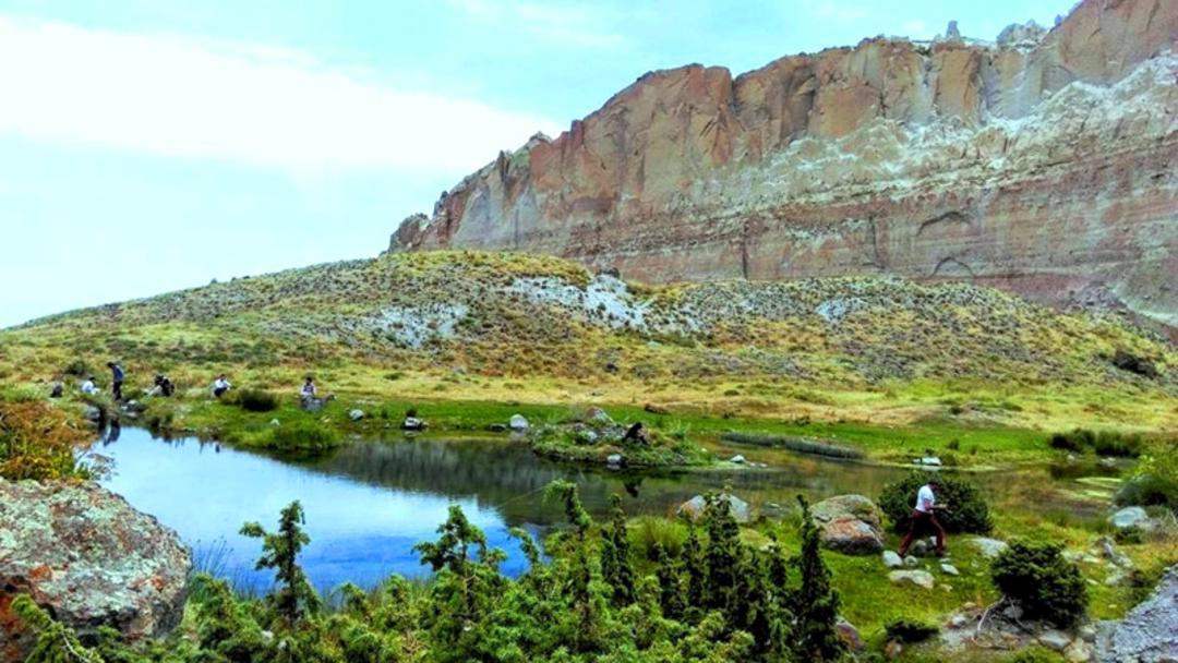 کوه‌های اطراف تالاب جیران گلی