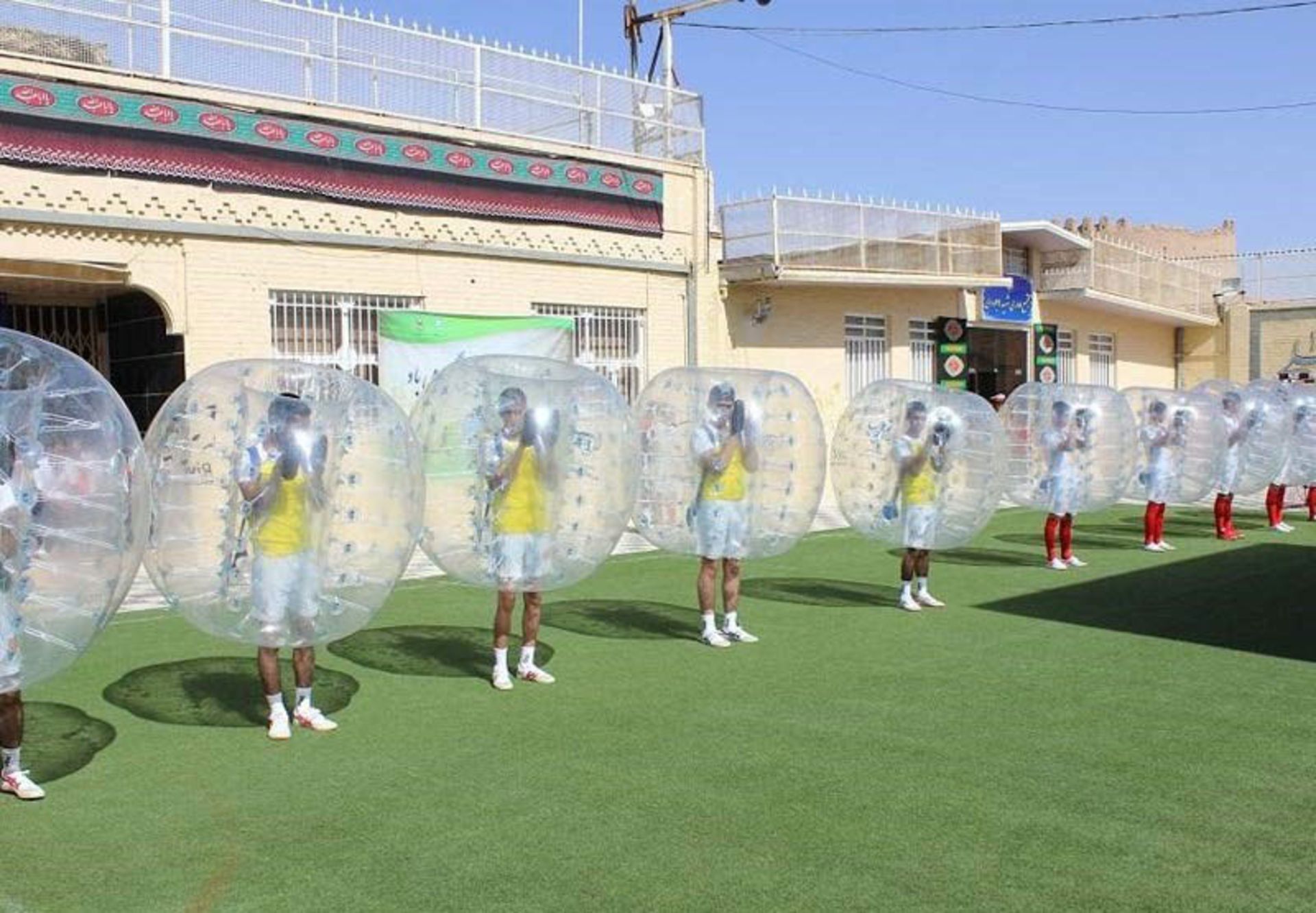 فوتبال حبابی تهران روی چمن