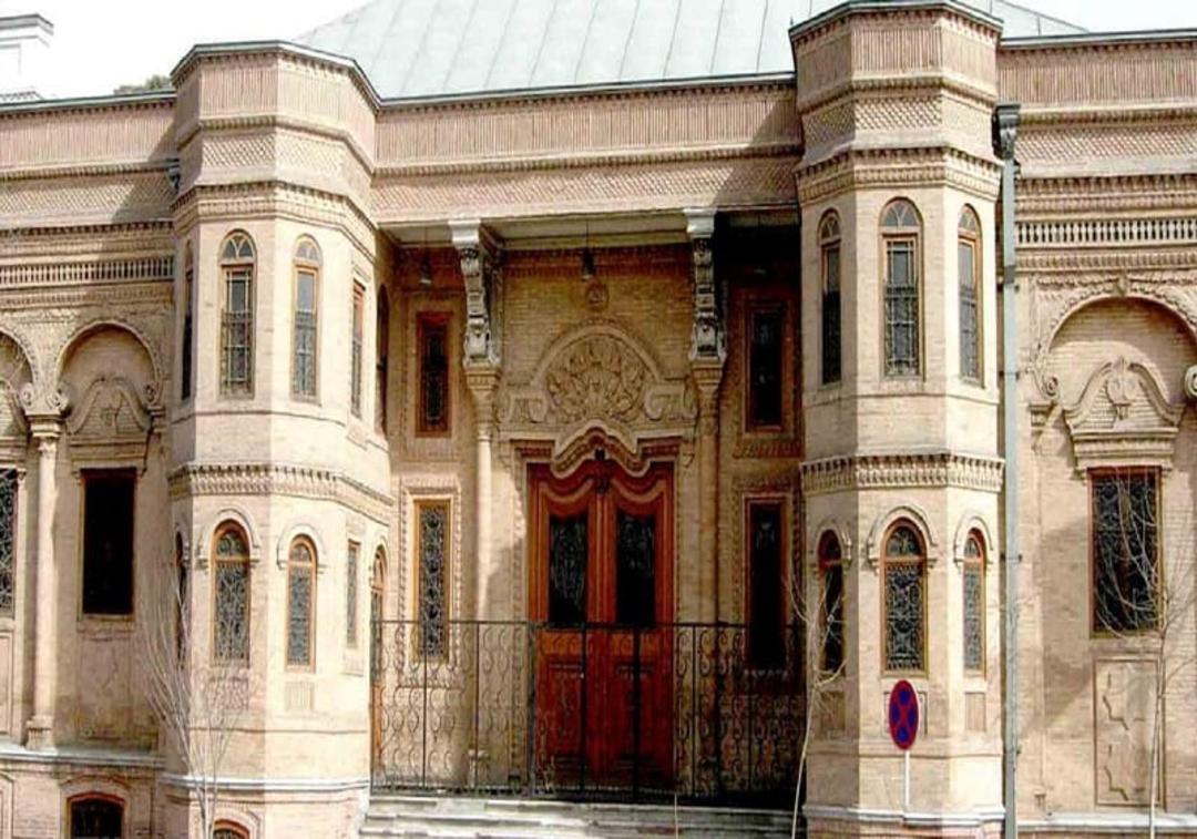 ورودی عمارت بهارستان