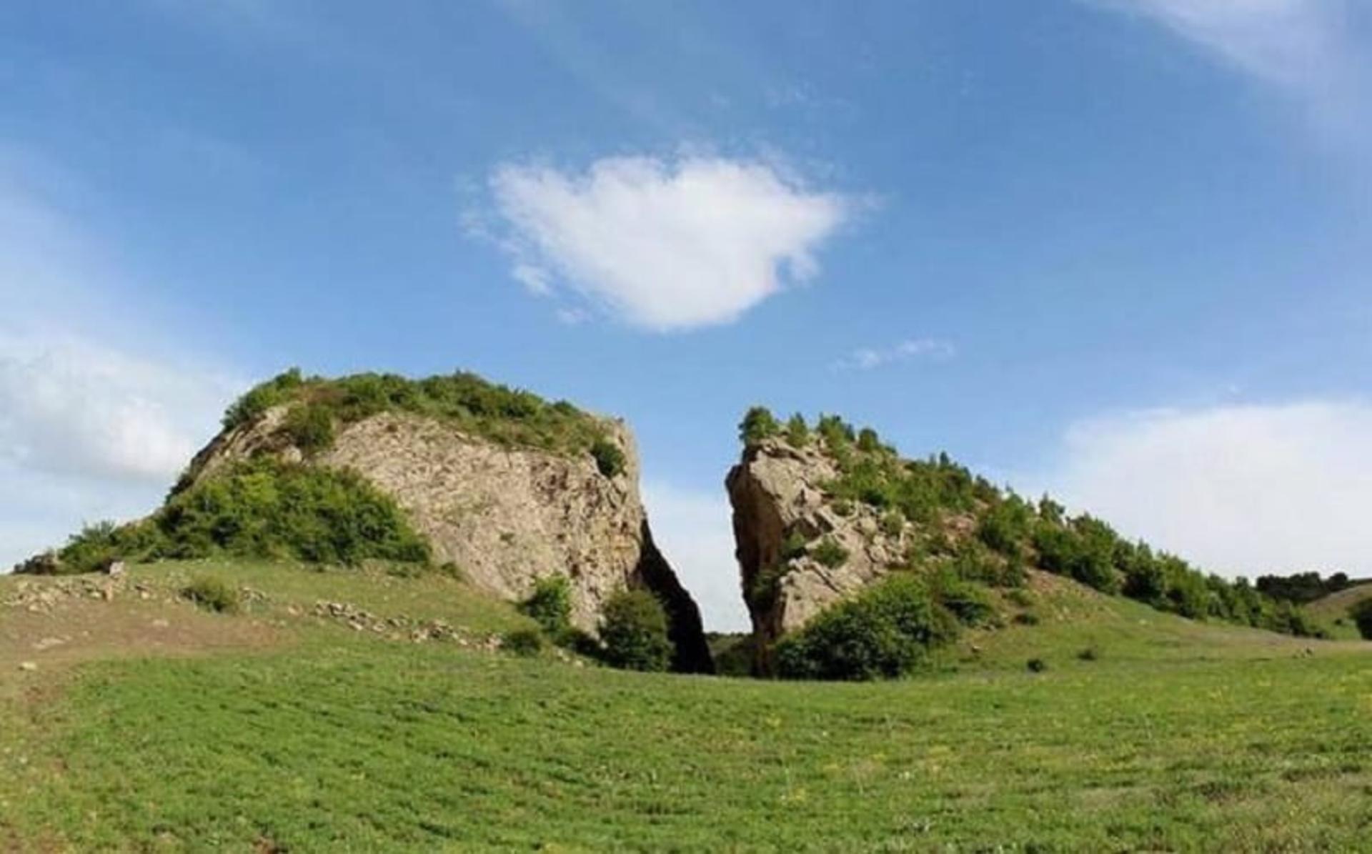 بشکافته سنگ ملومه