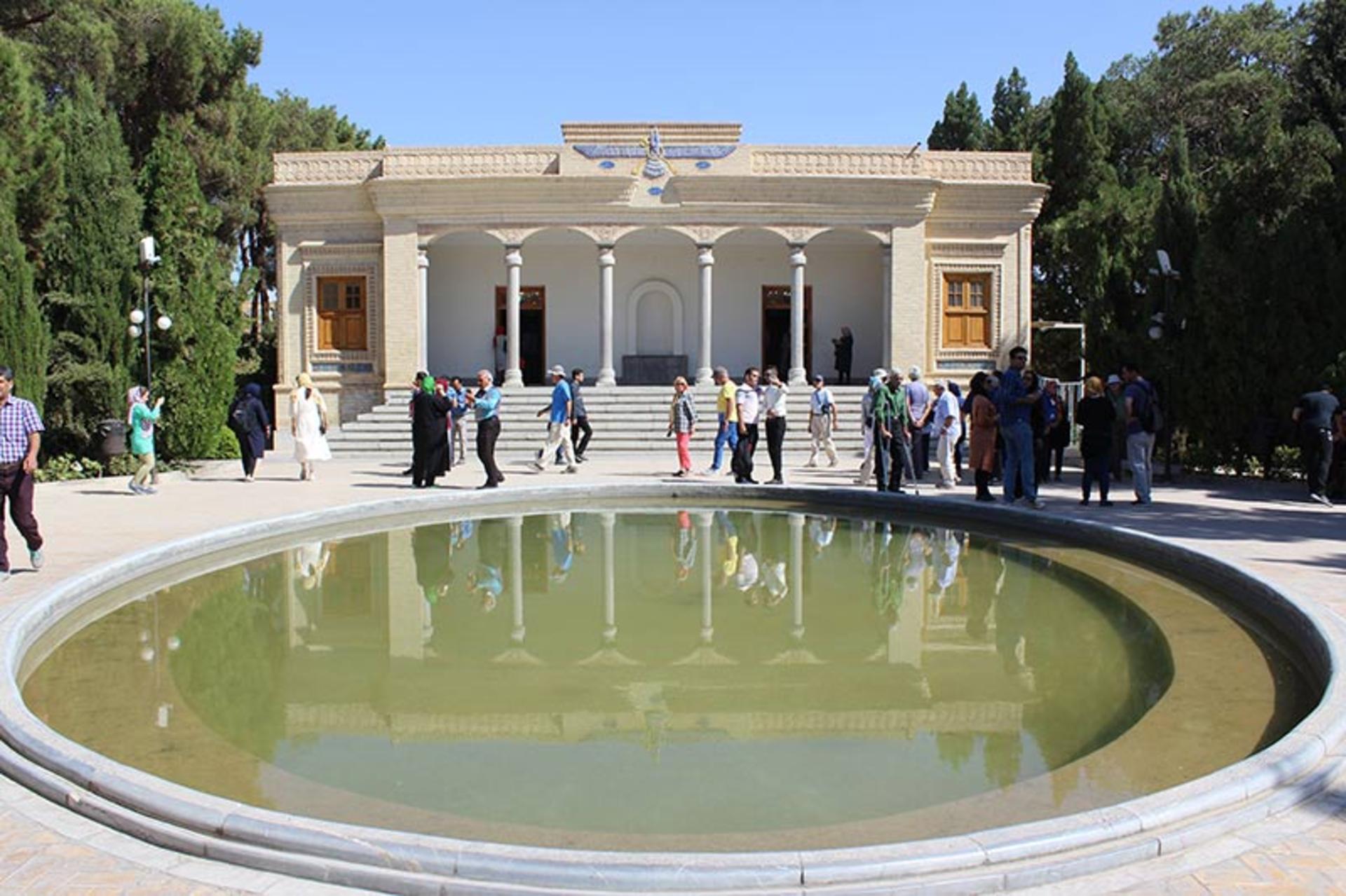 گردشگران در محوطه آتشکده بهرام 