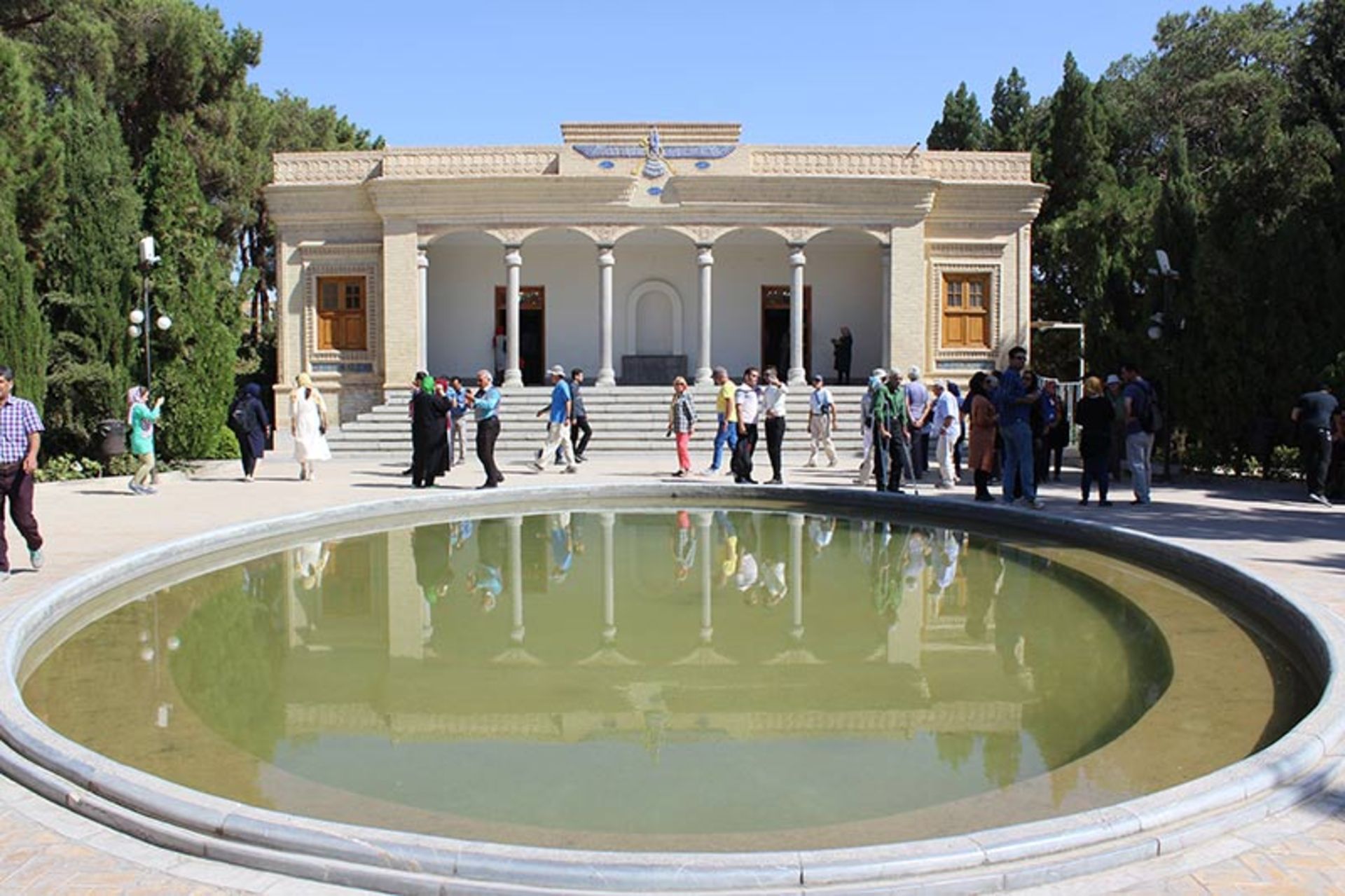گردشگران در محوطه آتشکده بهرام 