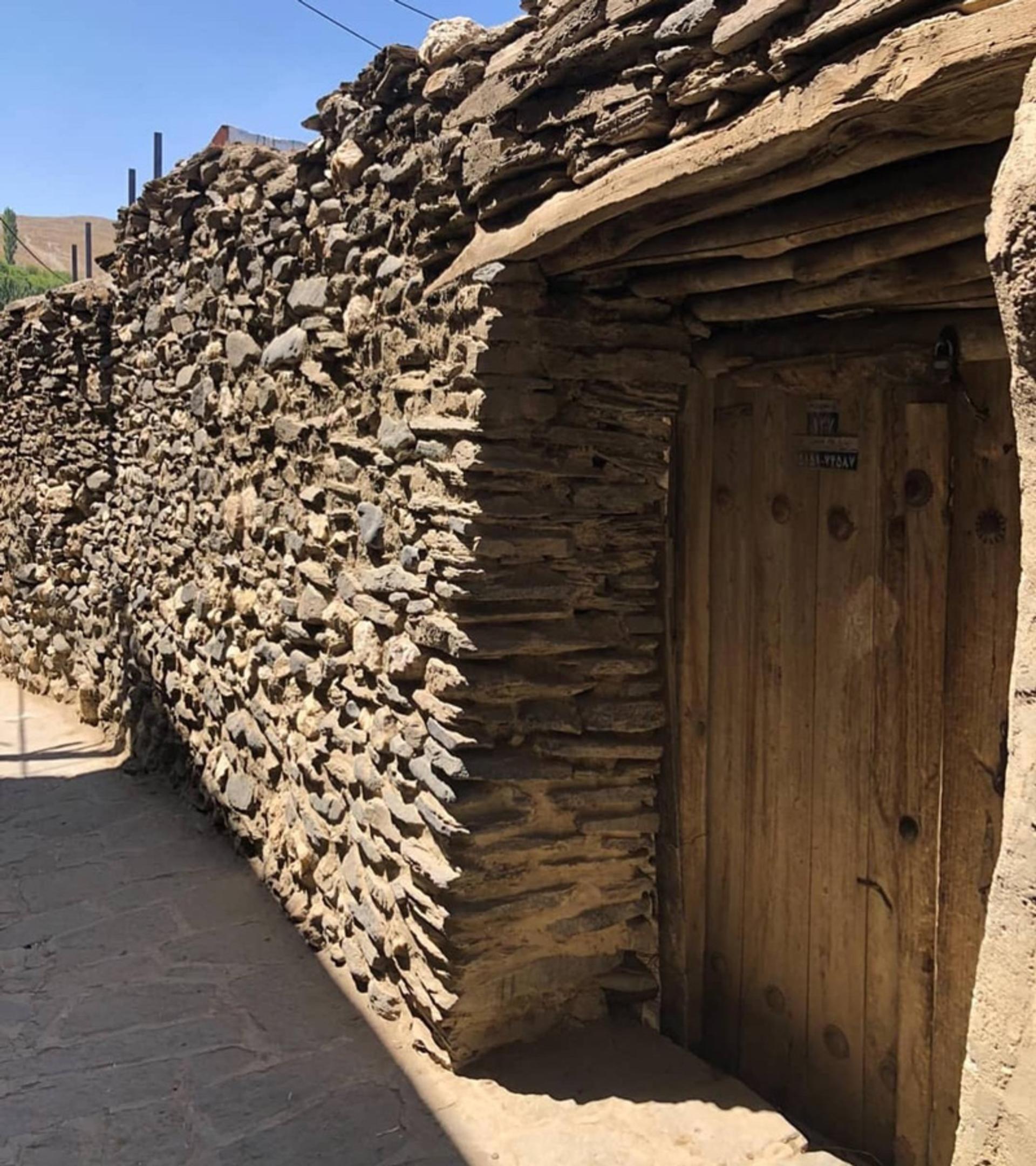 در چوبی قدیمی در روستای ورکانه