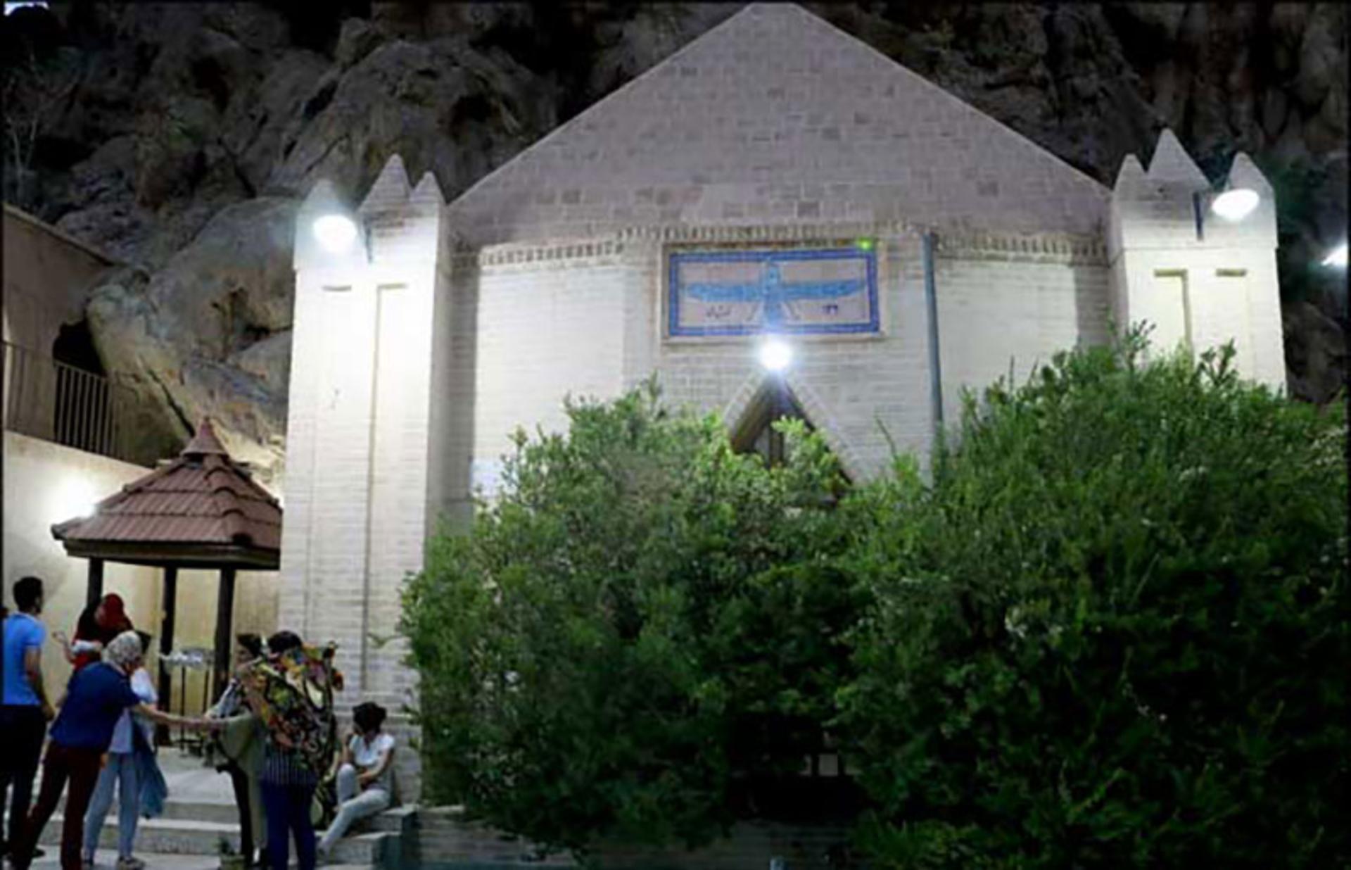 محوطه بیرونی پیر نارستان 