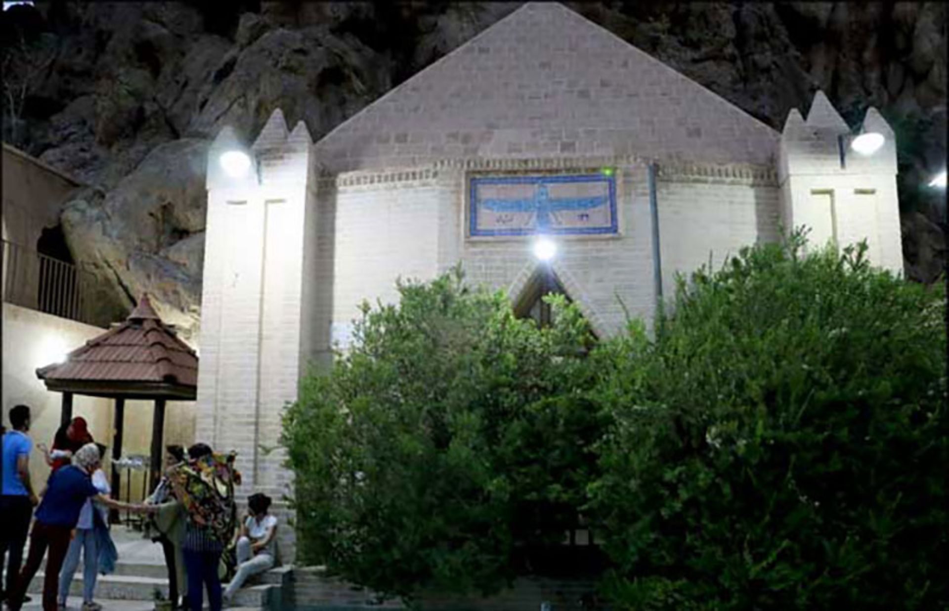 محوطه بیرونی پیر نارستان 