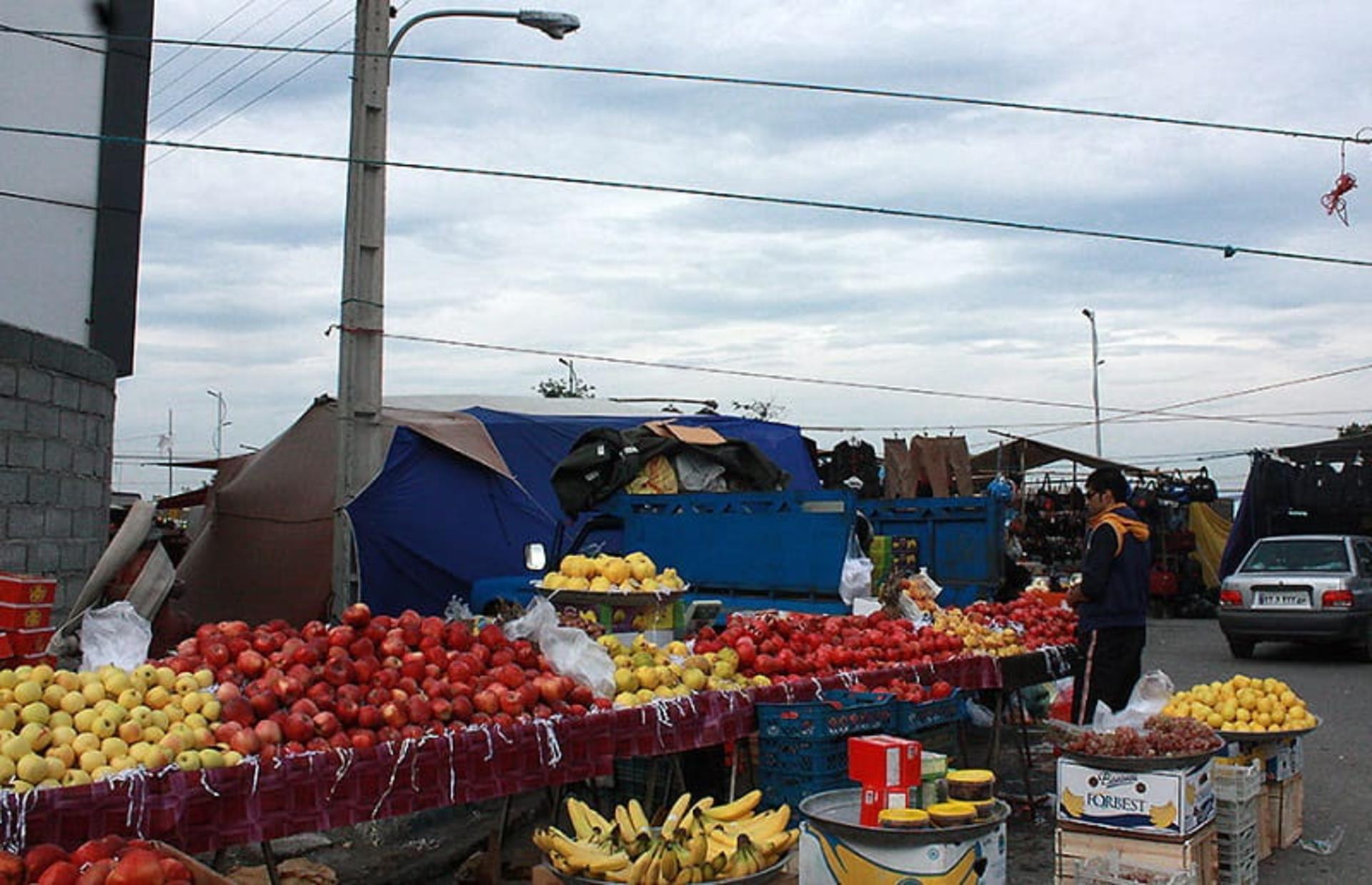 فروش میوه تازه در چهارشنبه بازار چابکسر