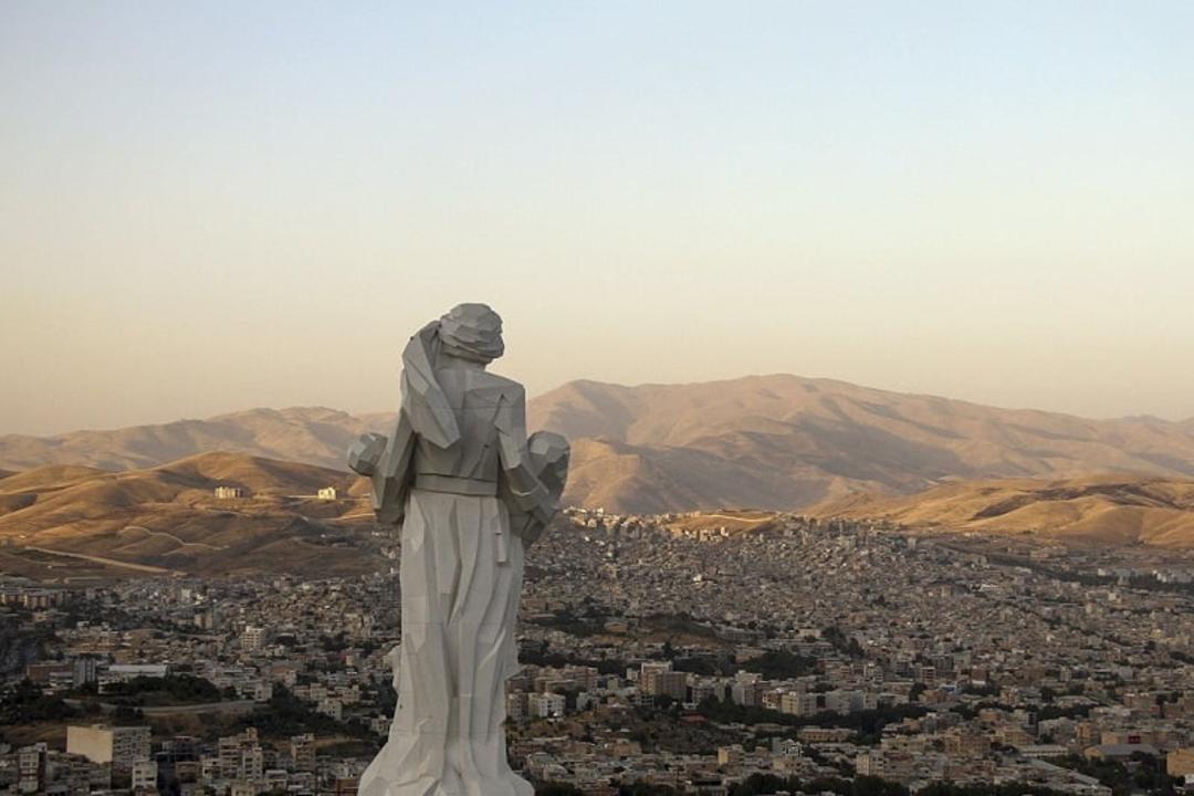 مجسمه بزرگ یادبود در پارک جنگلی آبیدر سنندج