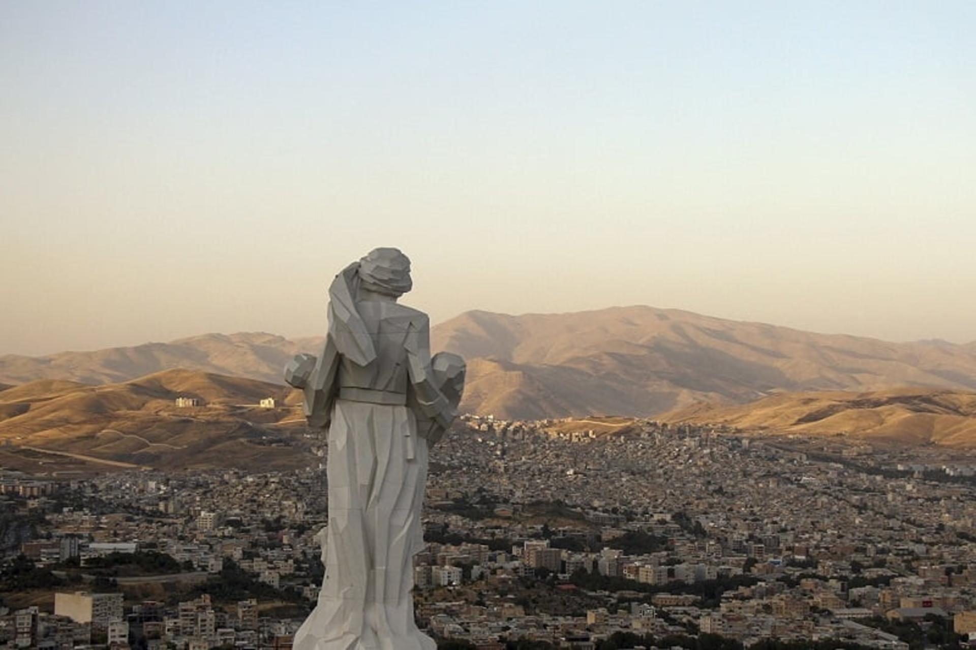 مجسمه بزرگ یادبود در پارک جنگلی آبیدر سنندج