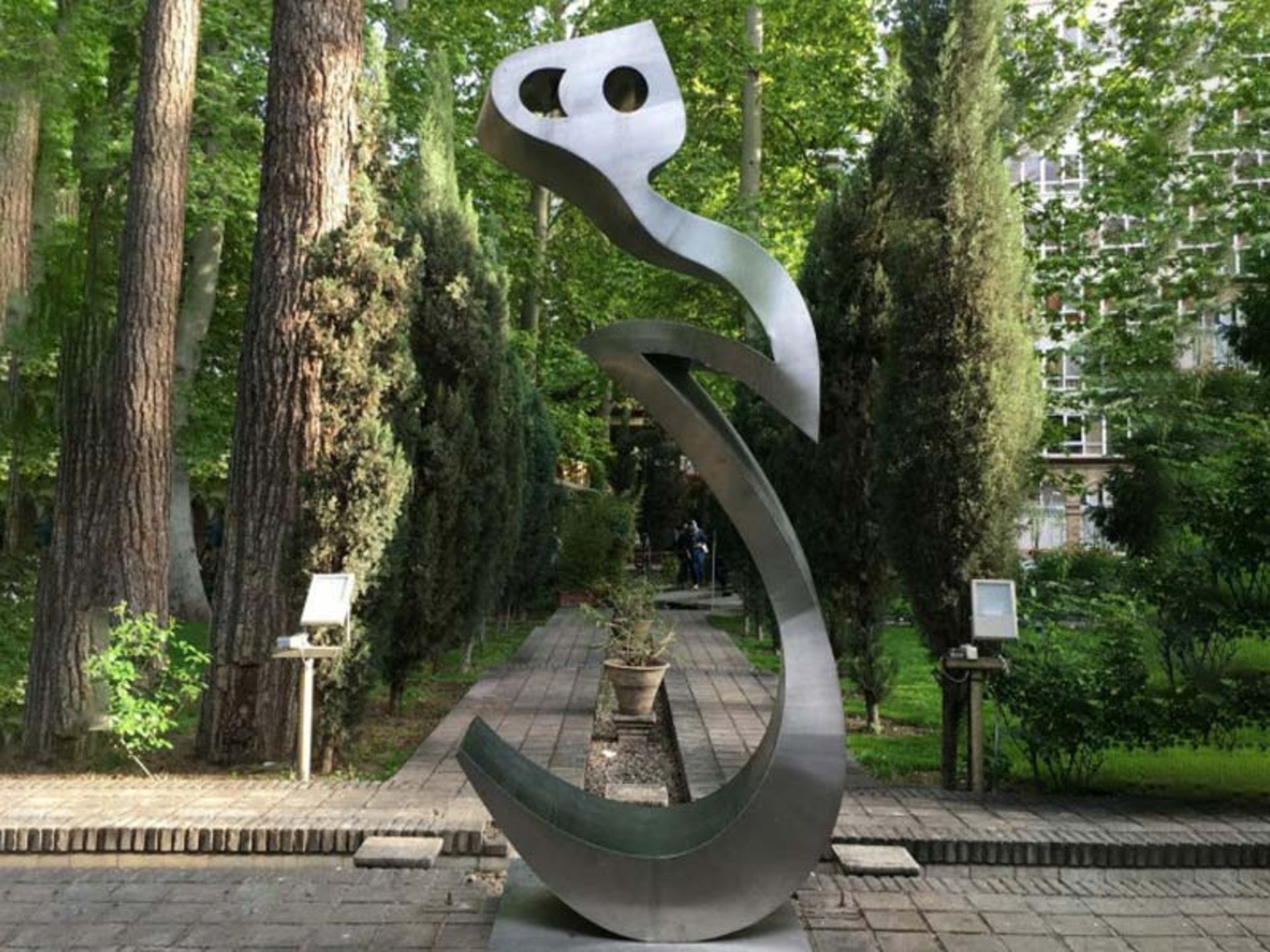 مجسمه هیچ در باغ انجمن خوشنویسان (باغ علا السلطنه سابق)