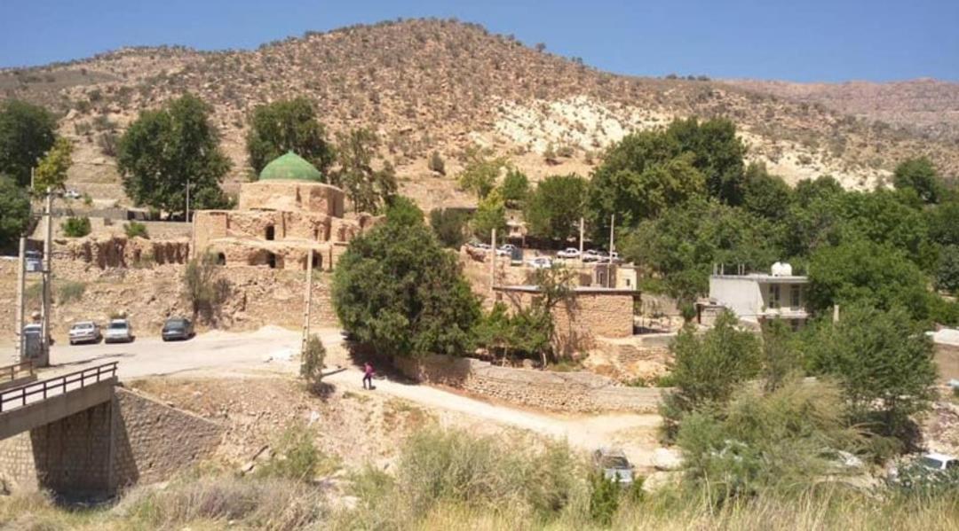 روستای خرقه فیروزآباد از نمای دور و گنبد سبز امامزاده داود خرقه