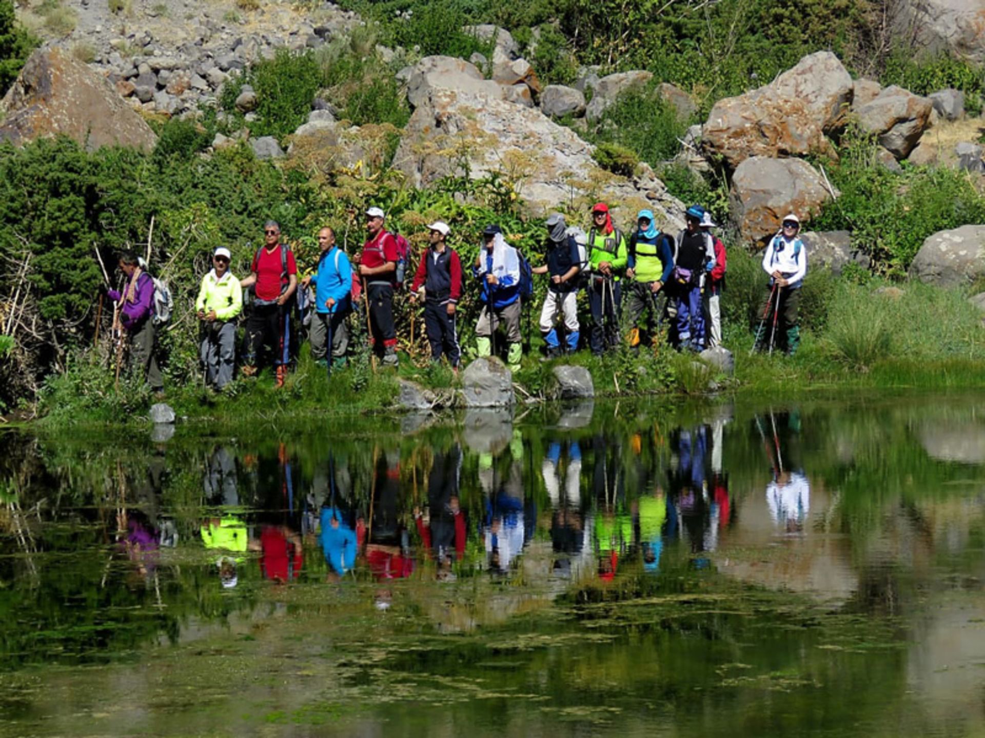 گردشگران اطراف تالاب جیران گلی