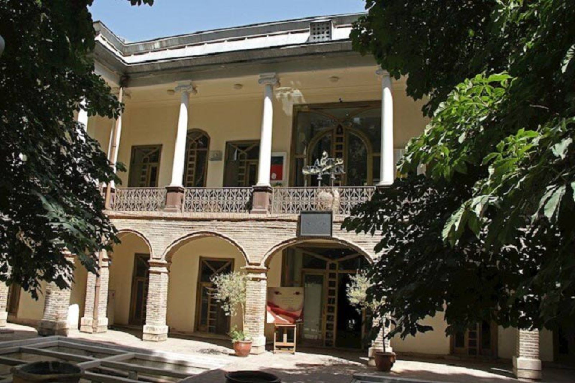 گالری آرت سنتر در باغ انجمن خوشنویسان ایران