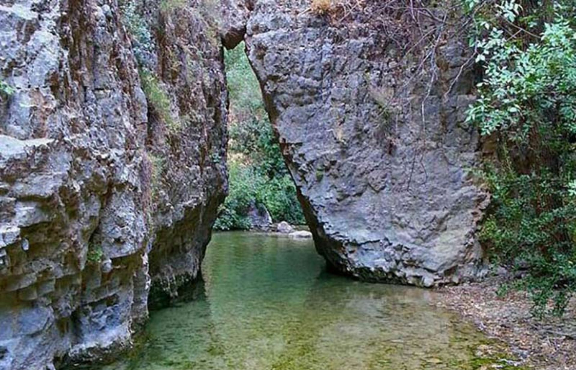 شکاف صخره ای در تنگ گمبیل در مسیر آب