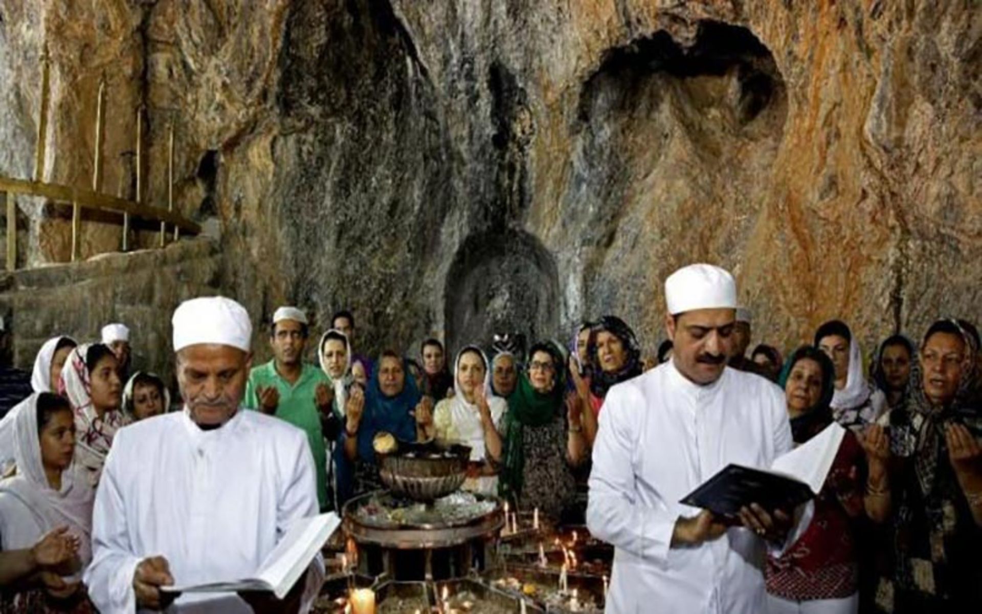 اوستاخوانی در زیارتگاه چک چک 