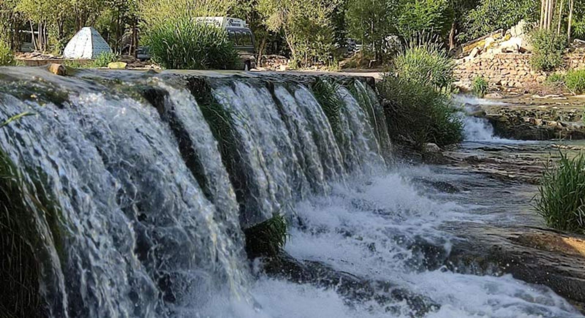 رودخانه خروشان در تنگ تیزاب سپیدان میان درختان سرسبز