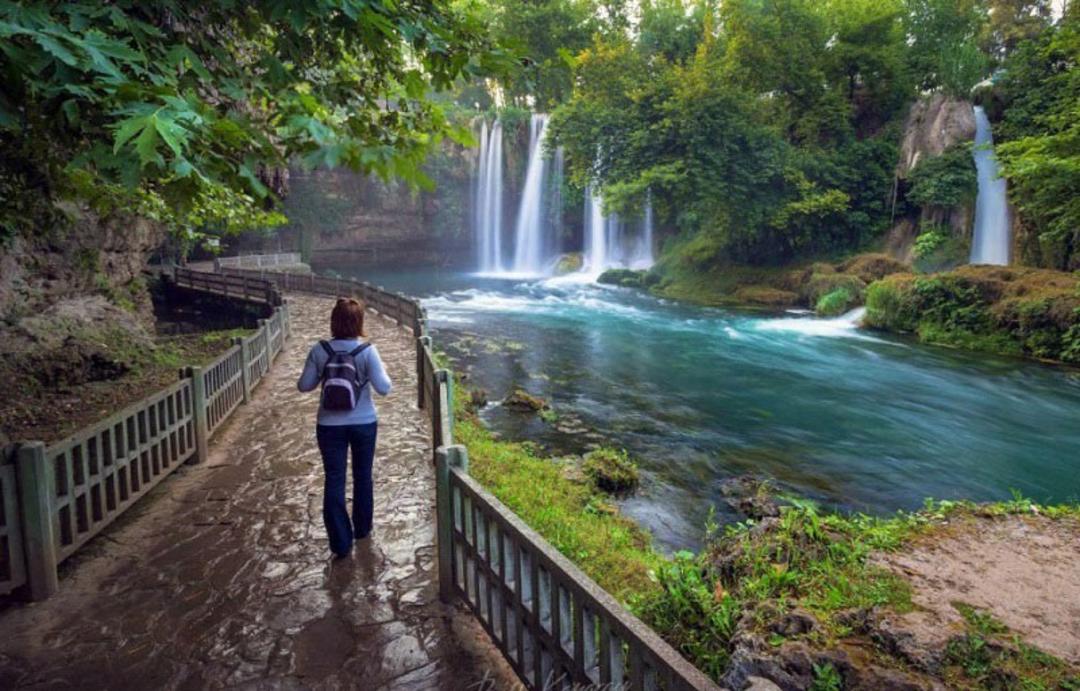 گردش در آبشار بالای دودن
