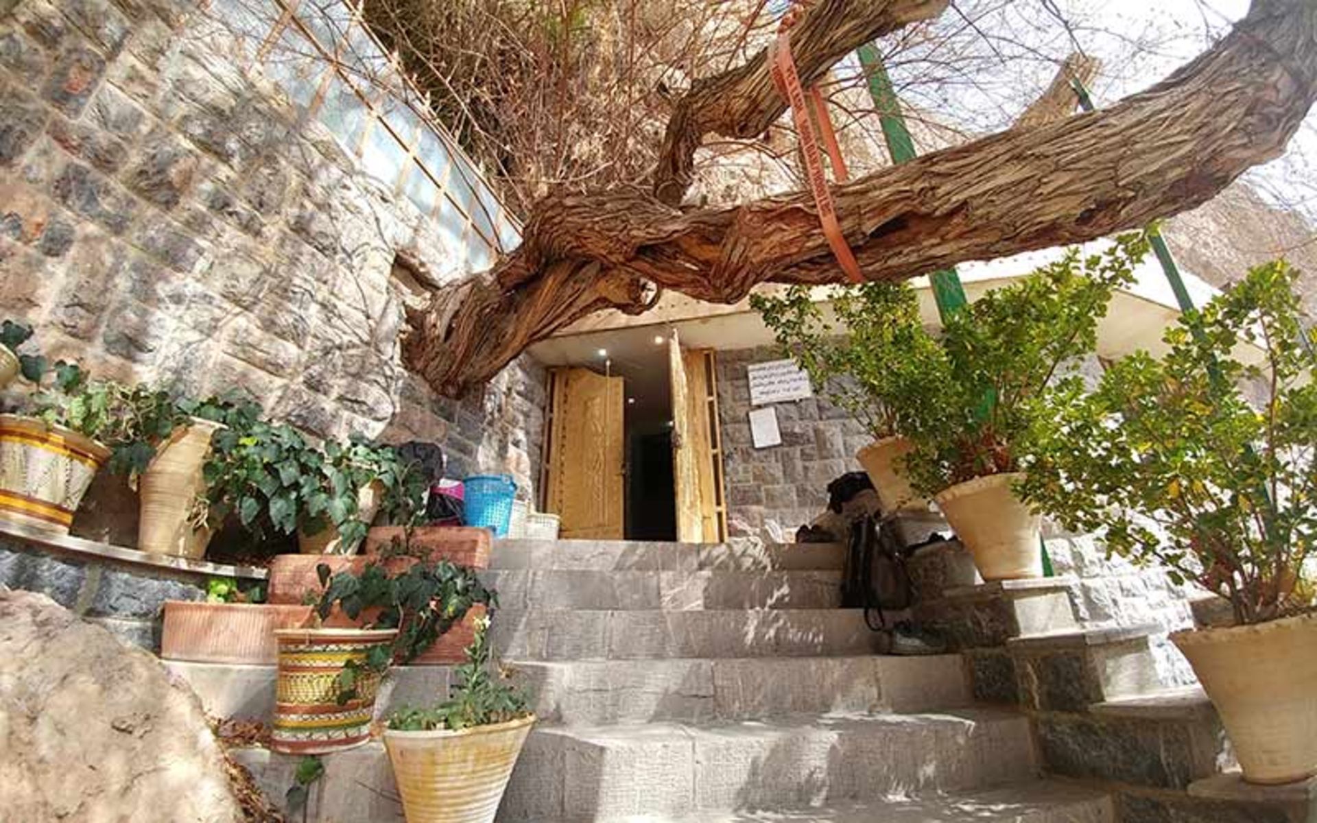 فضای بیرونی آتشکده پیر سبز  