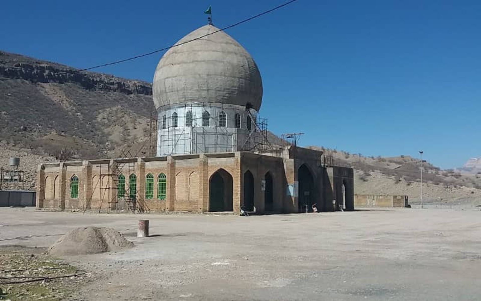 امامزاده ای کوچک در کنار کوه