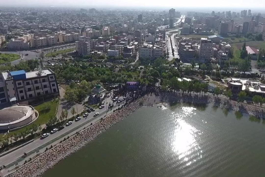دریاچه شورابیل میان شهر اردبیل با ساختمان های اطراف از نمای بالا