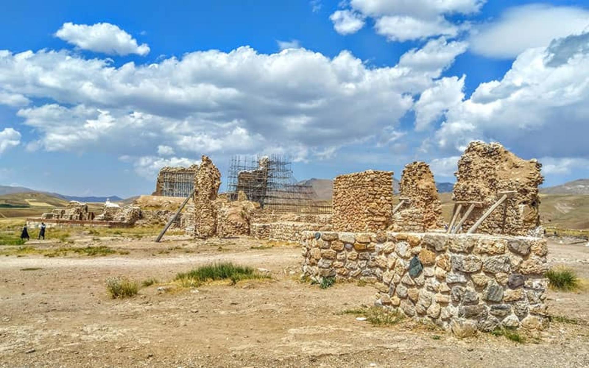 آثار باقیمانده در تخت سلیمان