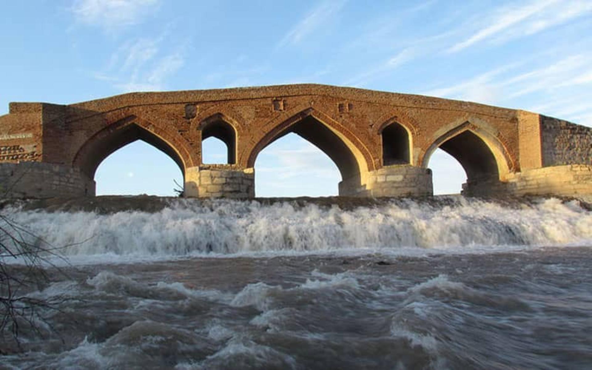 جریان رودخانه از زیر پلی تاریخی