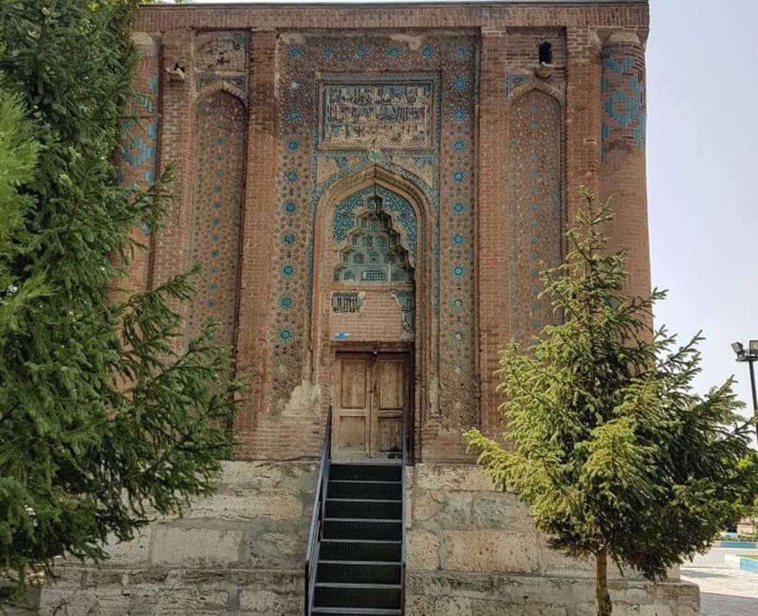 سازه ای تاریخی و مربعی شکل با تزیینات کاشی کاری