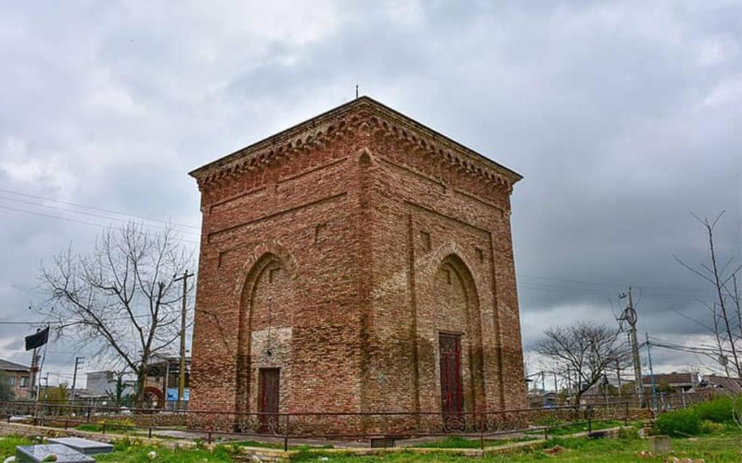 سازه آجری و مکعبی آتشکده کوسان