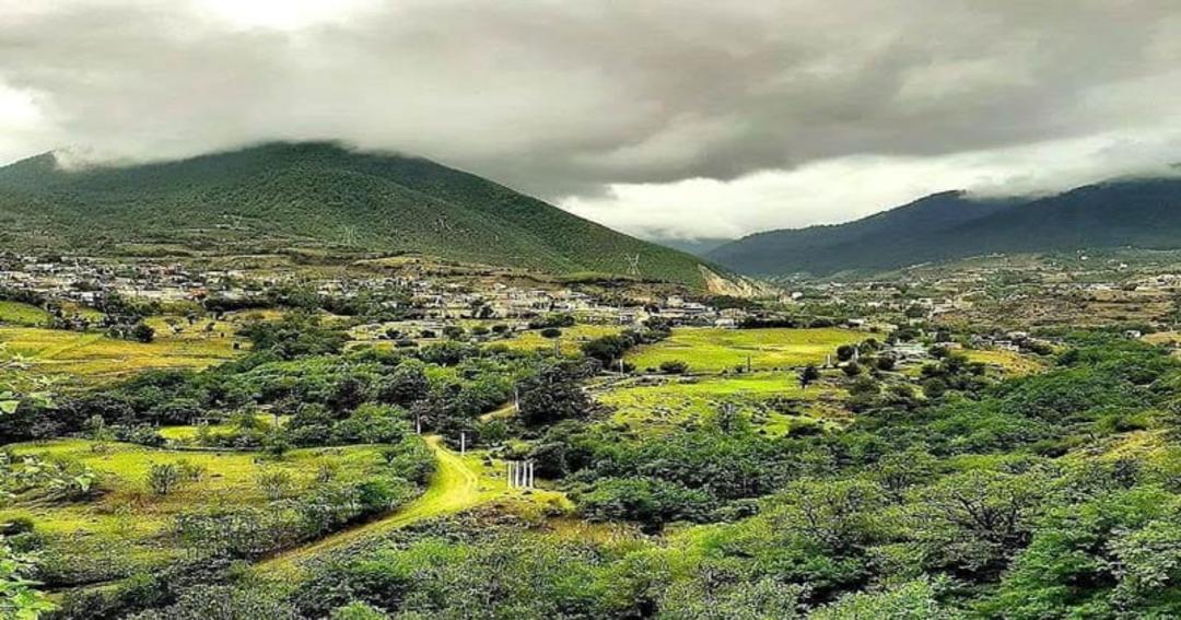 روستای لاویج روی تپه های سرسبز شمال زیر آسمان ابری