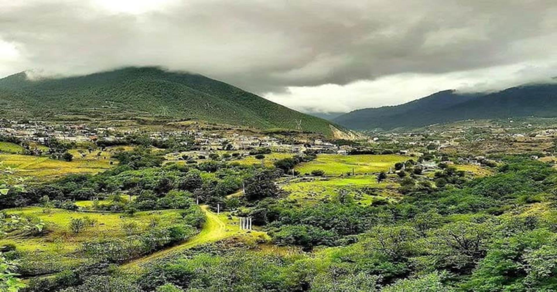 روستای لاویج روی تپه های سرسبز شمال زیر آسمان ابری