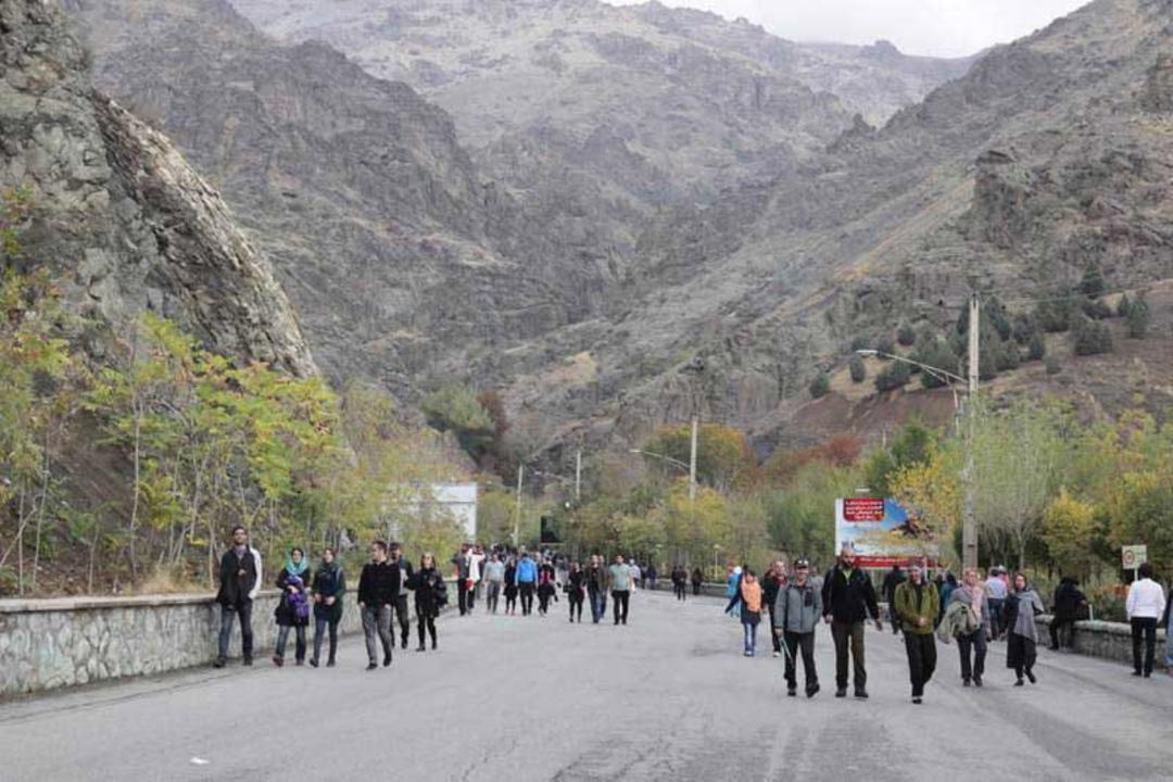 گردشگران در مجموعه تفریحی ورزشی توچال