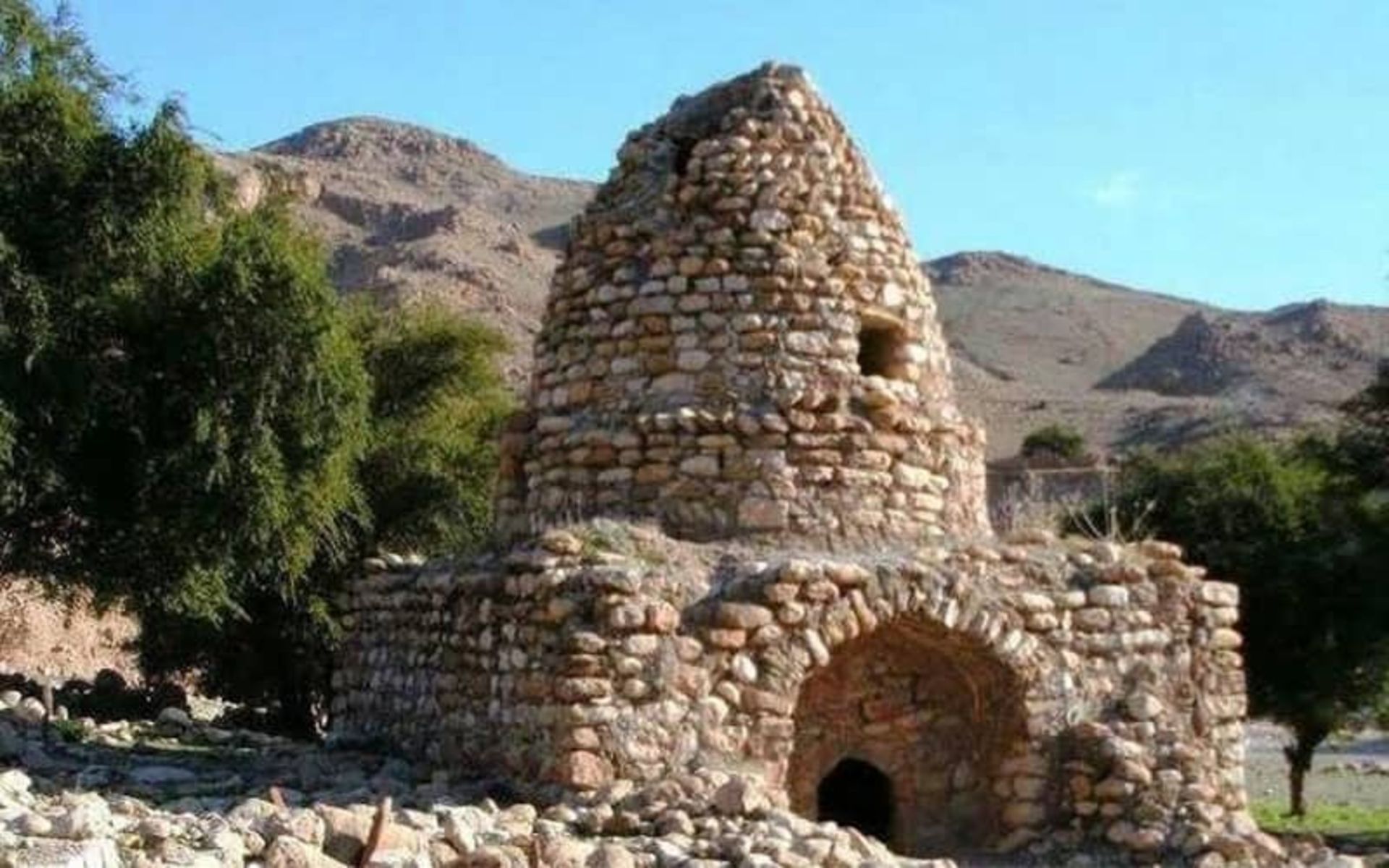 بقایای سازه ای سنگی با گنبد هرمی