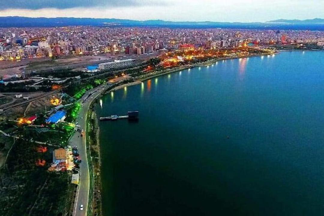 دریاچه شورابیل با نورپردازی شبانه از نمای بالا