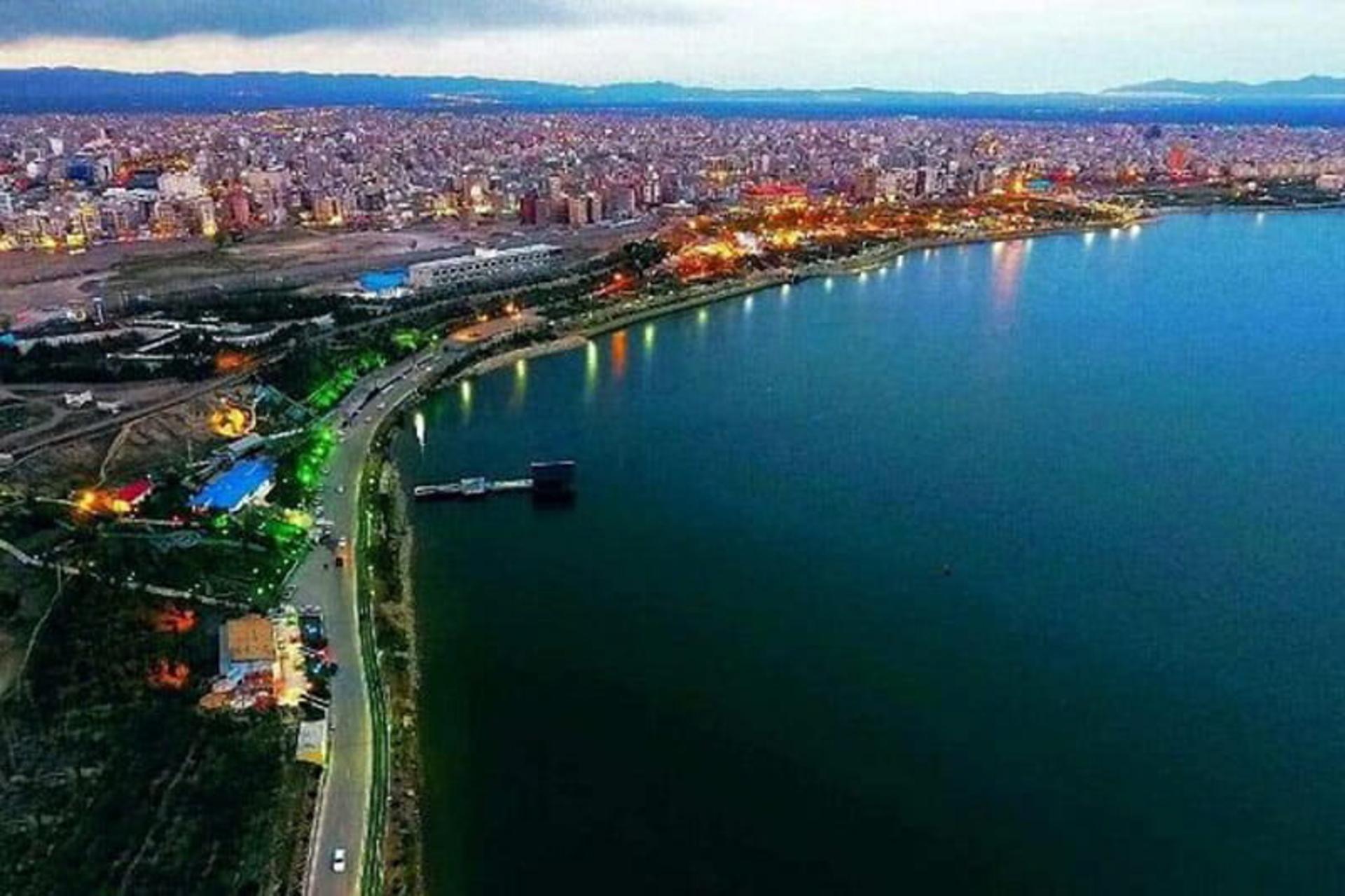 دریاچه شورابیل با نورپردازی شبانه از نمای بالا