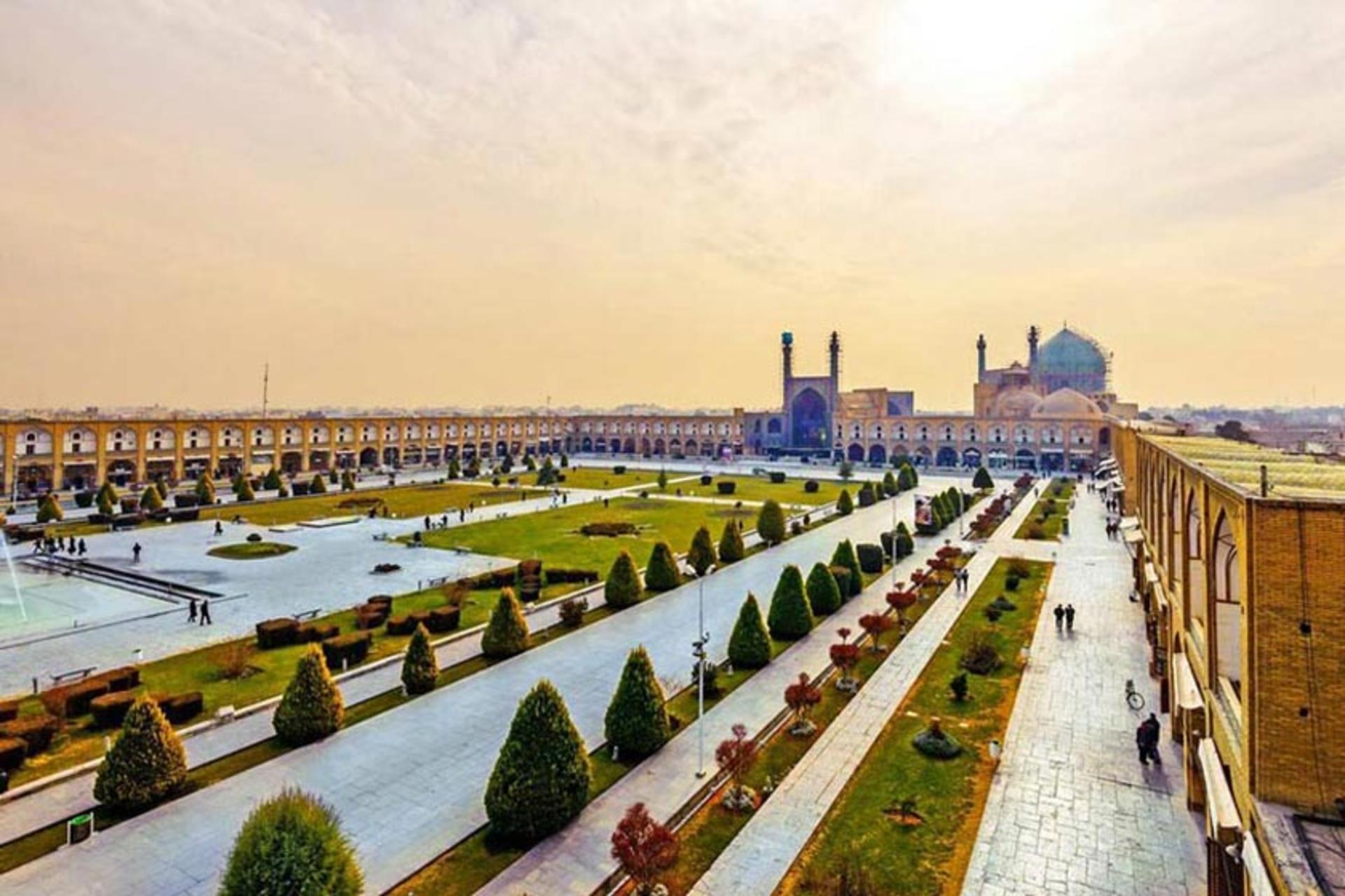 نمایی از میدان نقش جهان با گلکاری های زیبا از بالا