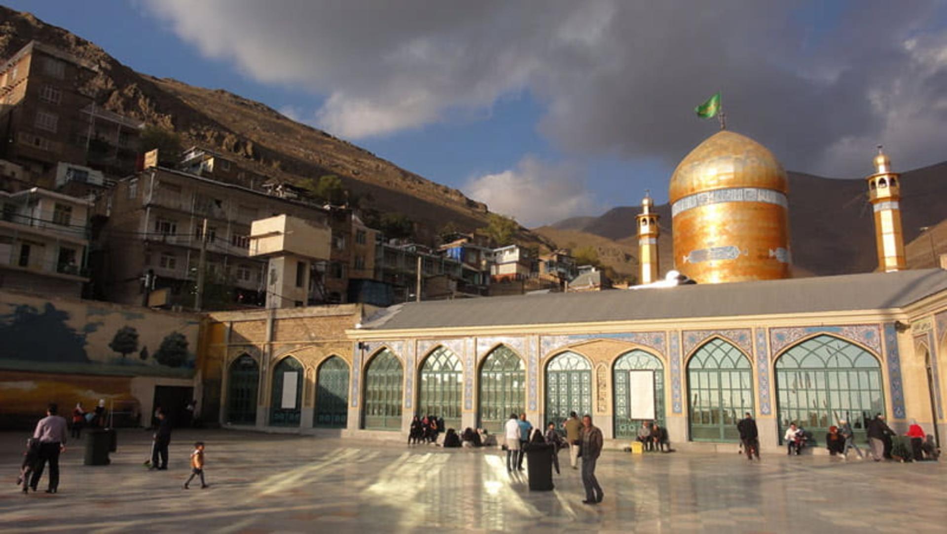 صحن امامزاده داوود کن