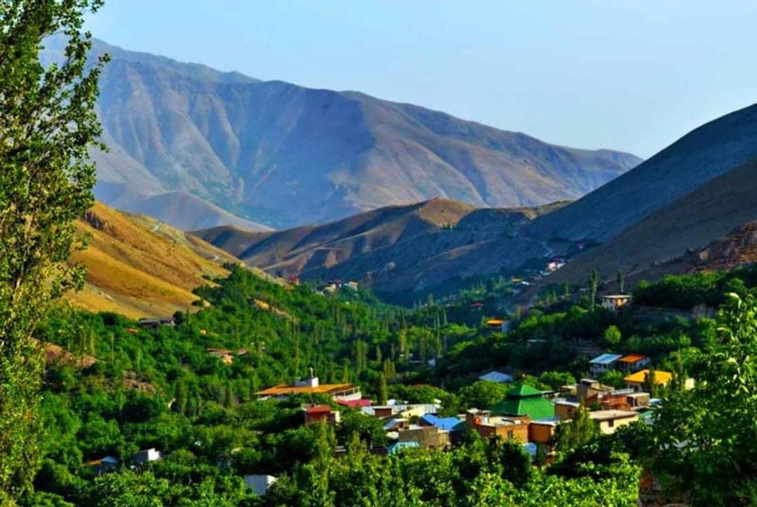 روستای افجه در میان کوهستان سرسبز