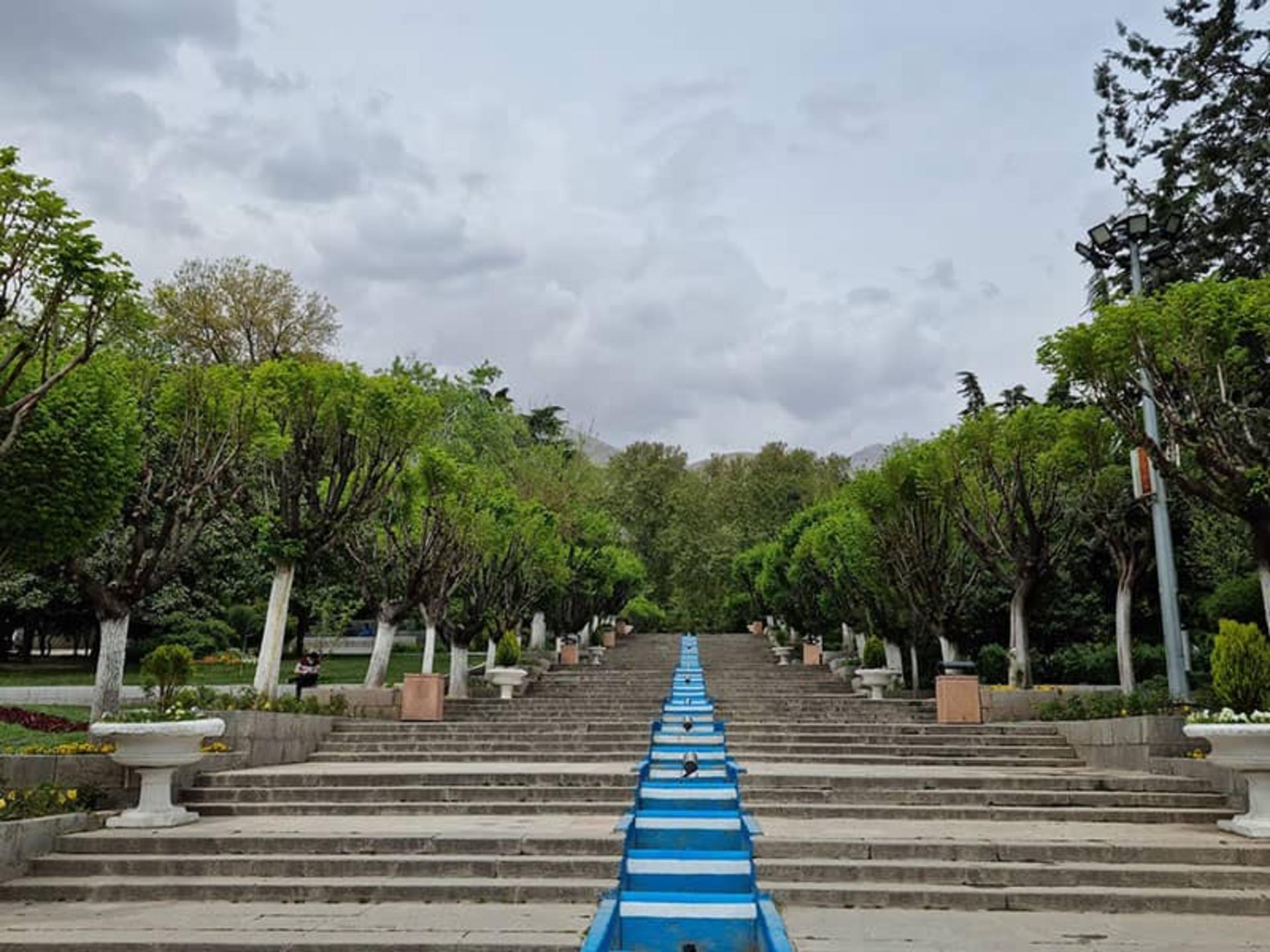 عبور جوی آب از وسط پارک نیاوران