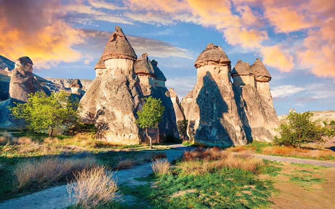 سازه های سنگی بلند و عجیب