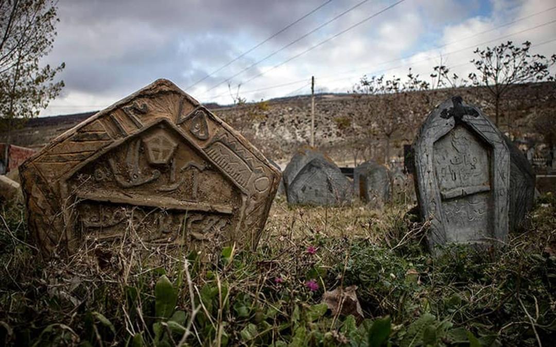 سنگ قبرهای عمودی و تاریخی در قبرستان سفید چاه