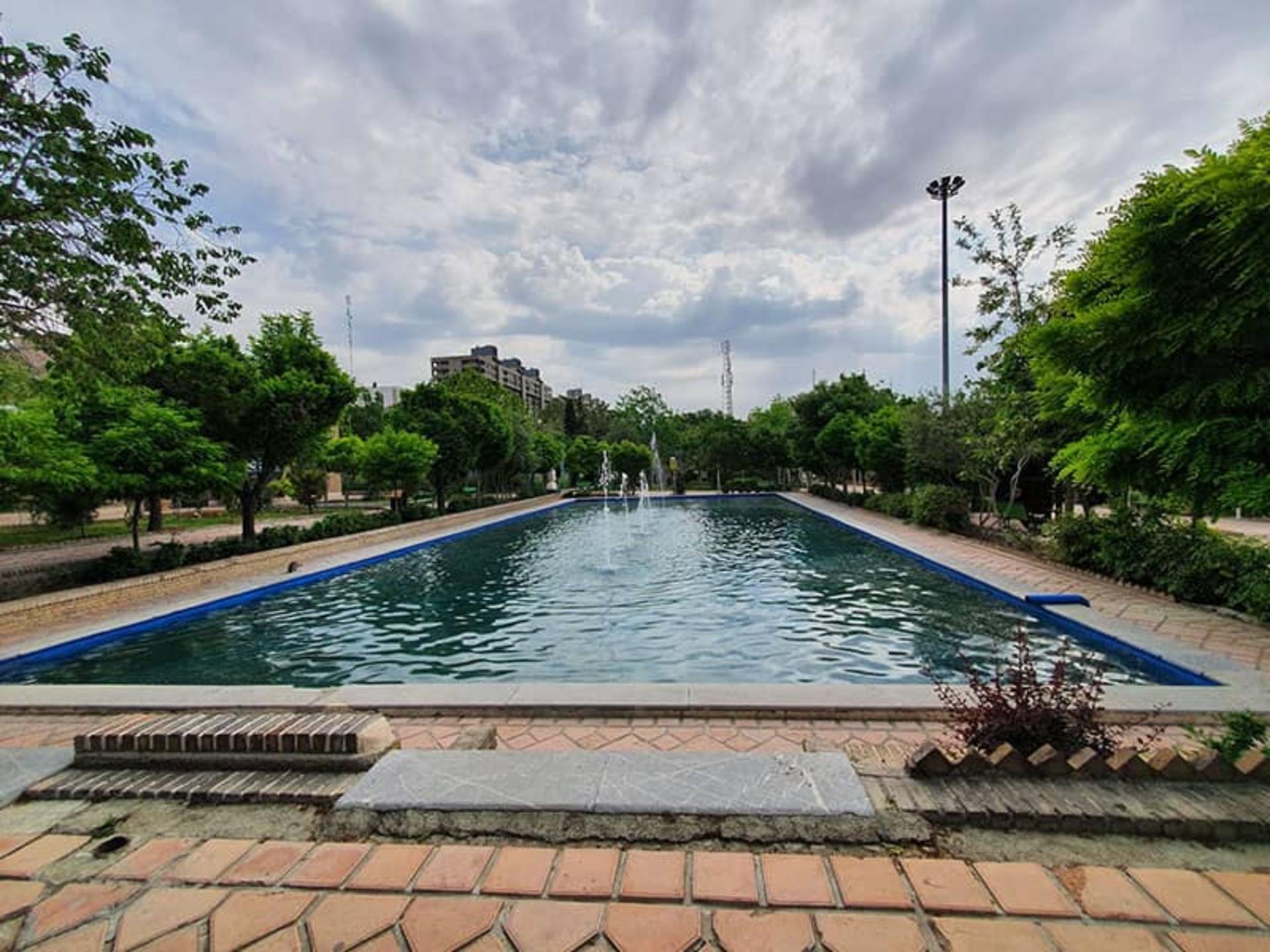 حوض بزرگ وسط پارک هنرمندان تهران
