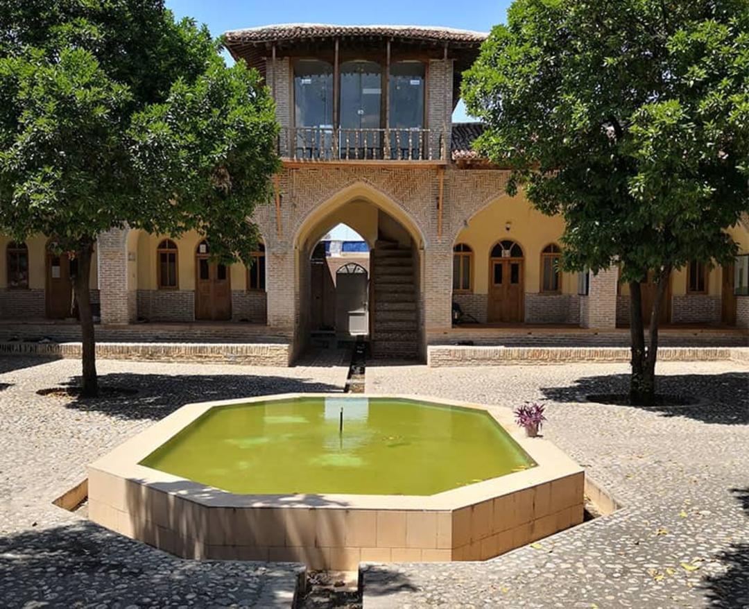 حیاط و حوض مدرسه عمادیه گرگان