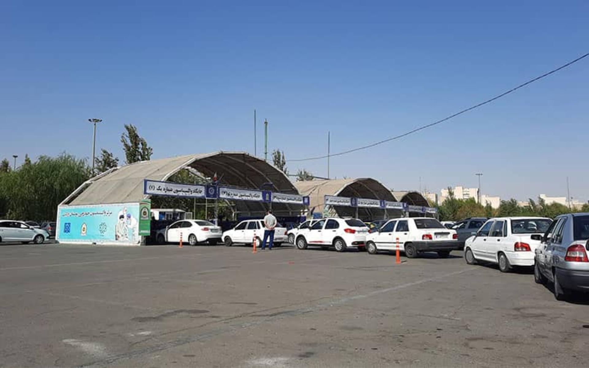 صف خودروها برای واکسن کرونا