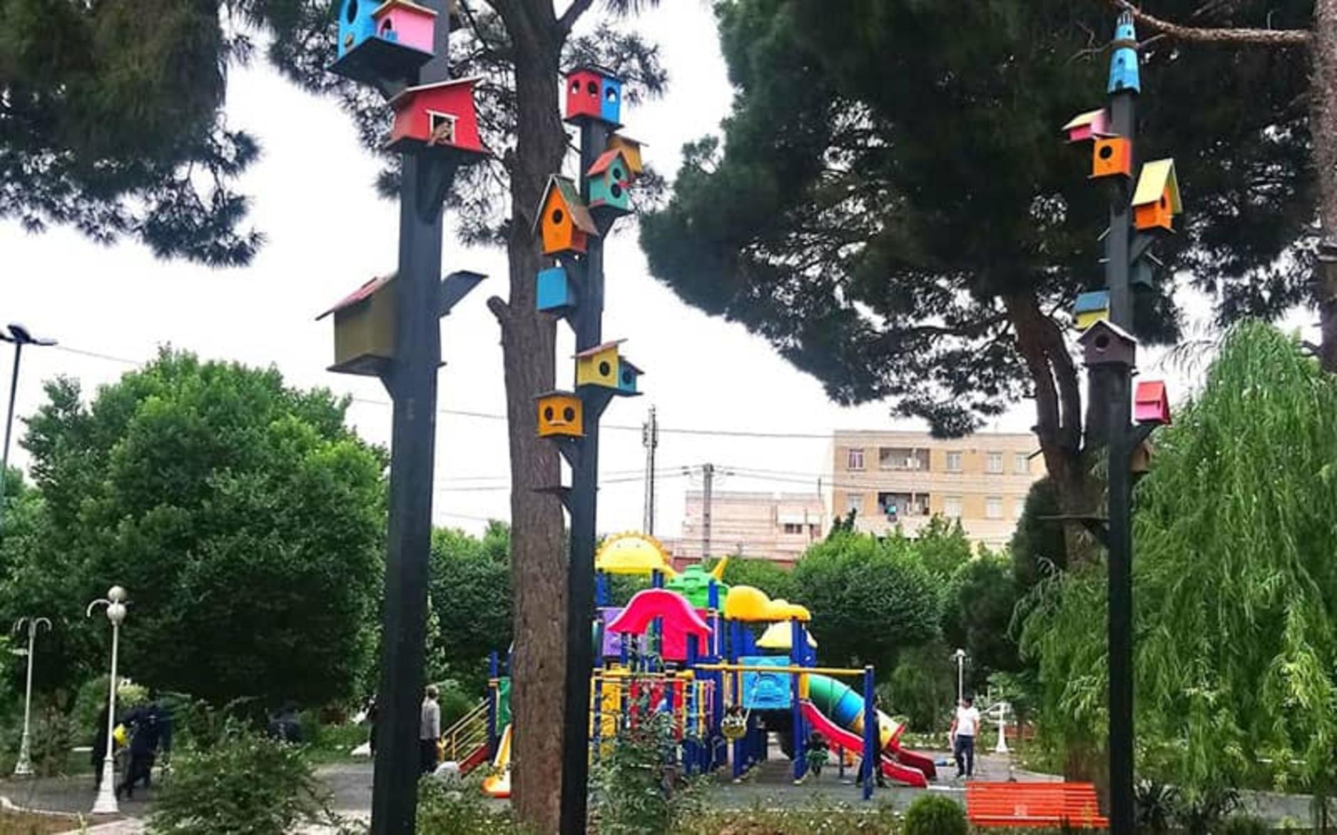 لانه های پرنده و وسایل بازی کودکان در پارک آزادگان تهران