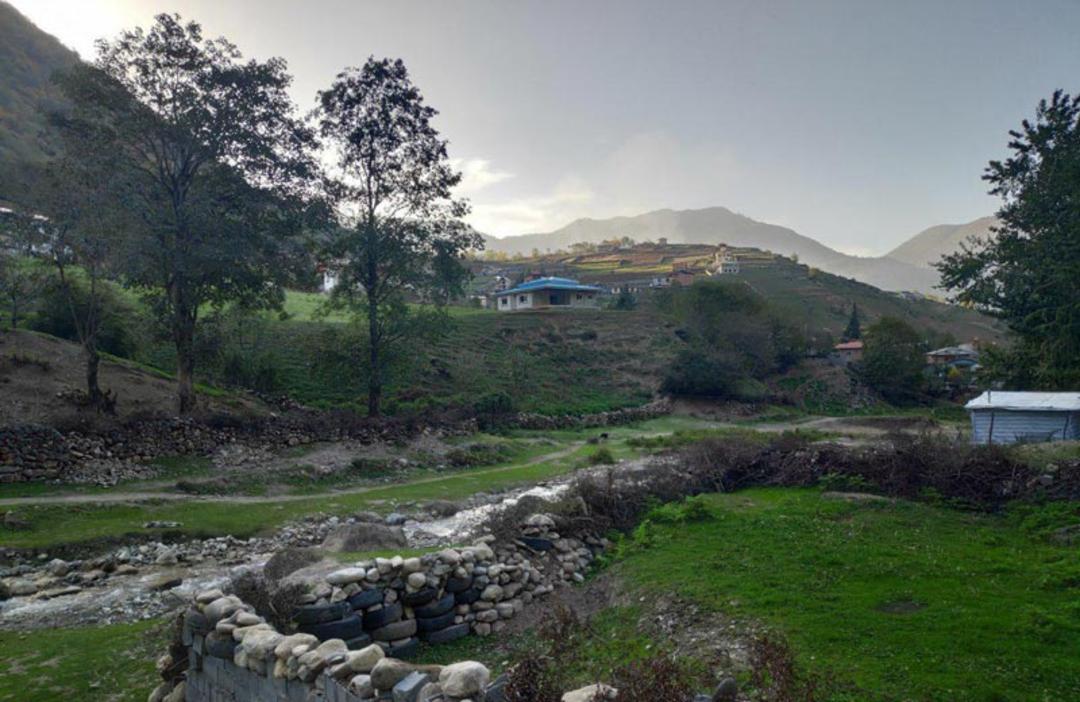نمایی از سنگ چین های روستای لاویج و خانه های روستایی