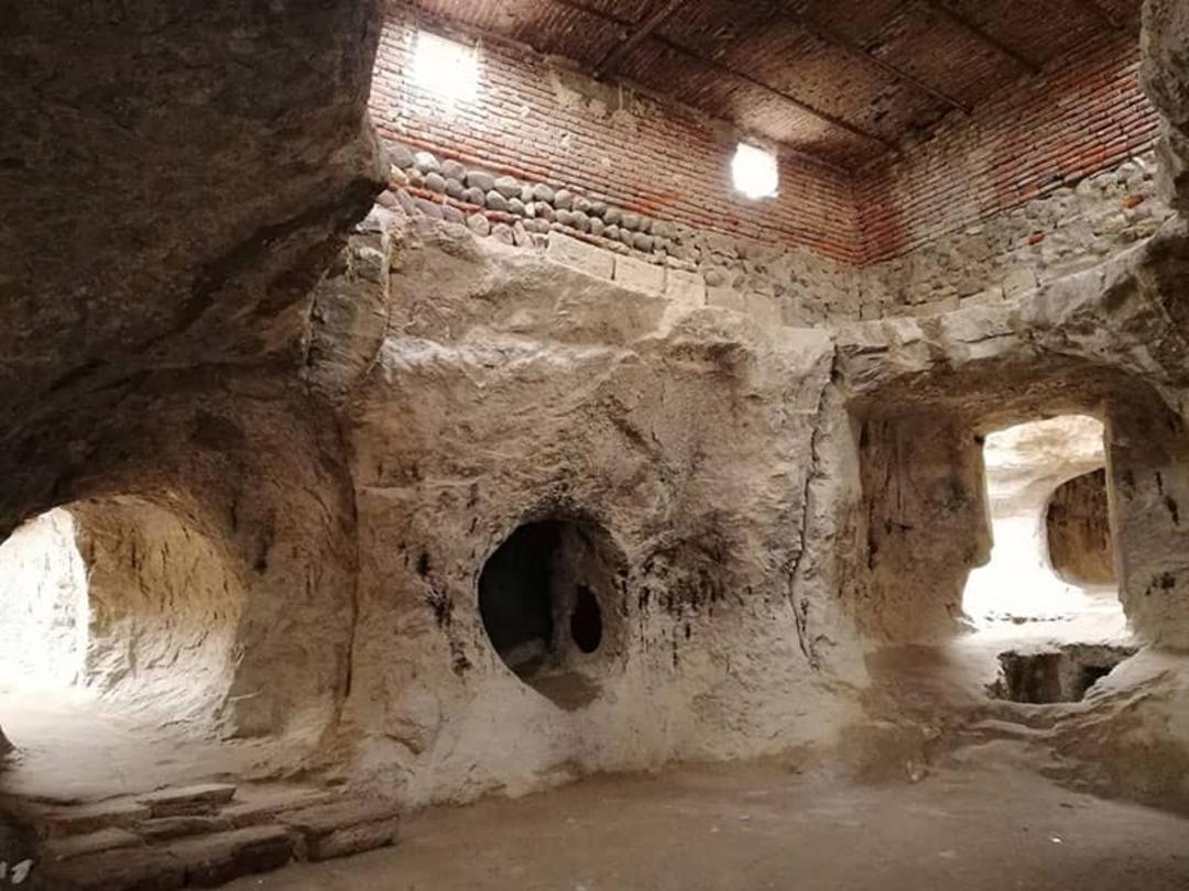 داخل ساختمانی از سنگ و آجر