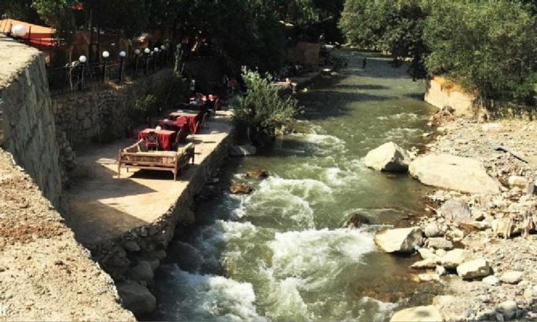 رستوران در حاشیه رودخانه فشم
