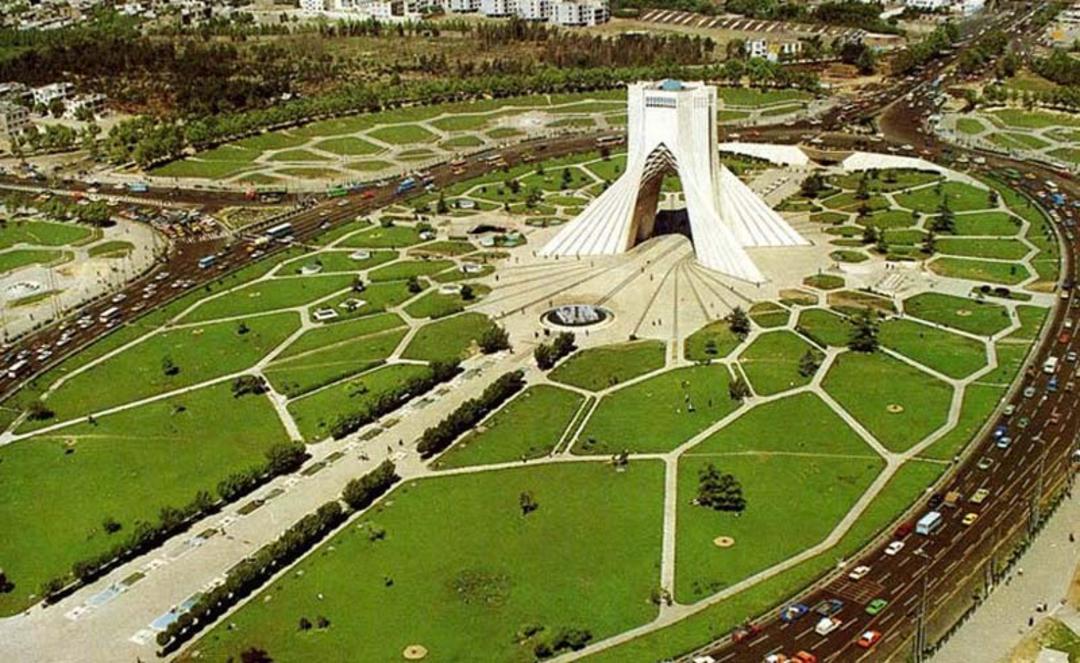 میدان آزادی و فضای سبز اطراف آن