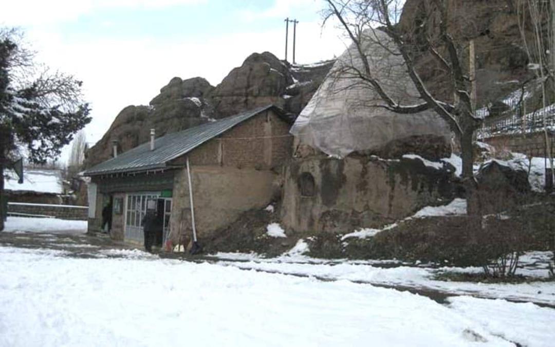 دو کلبه روستایی کوچک در کنار تپه