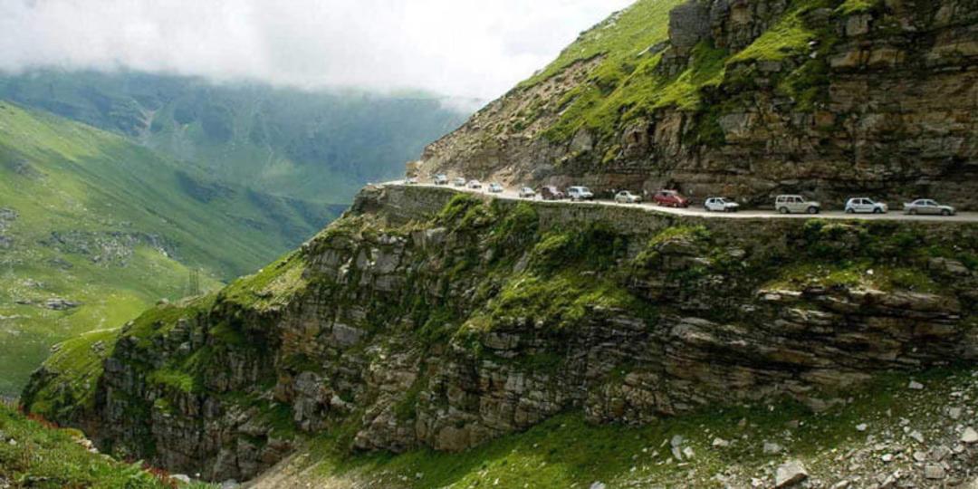 مسی جاده چالوس میان دره های سرسبز و پیچ تند